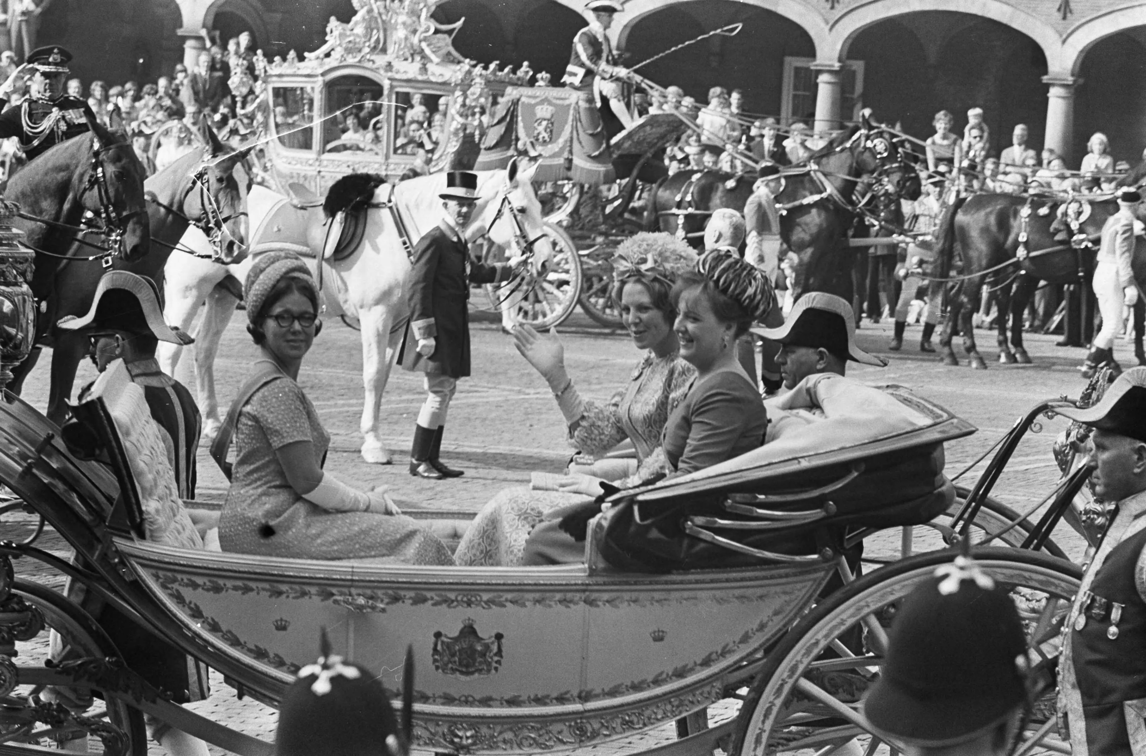 Prinses Beatrix, prinses Margriet en prinses Christina in het rijtuig tijdens Prinsjesdag (1965).