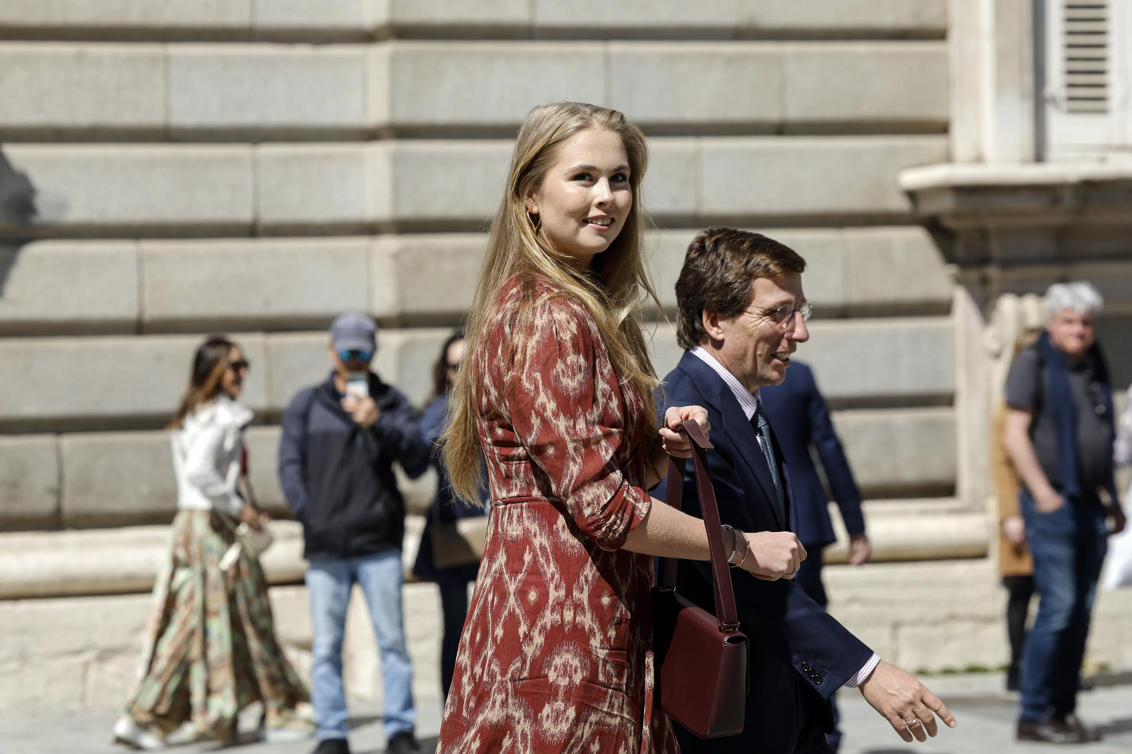 Ook haar handtas past goed bij de kleur van de jurk.