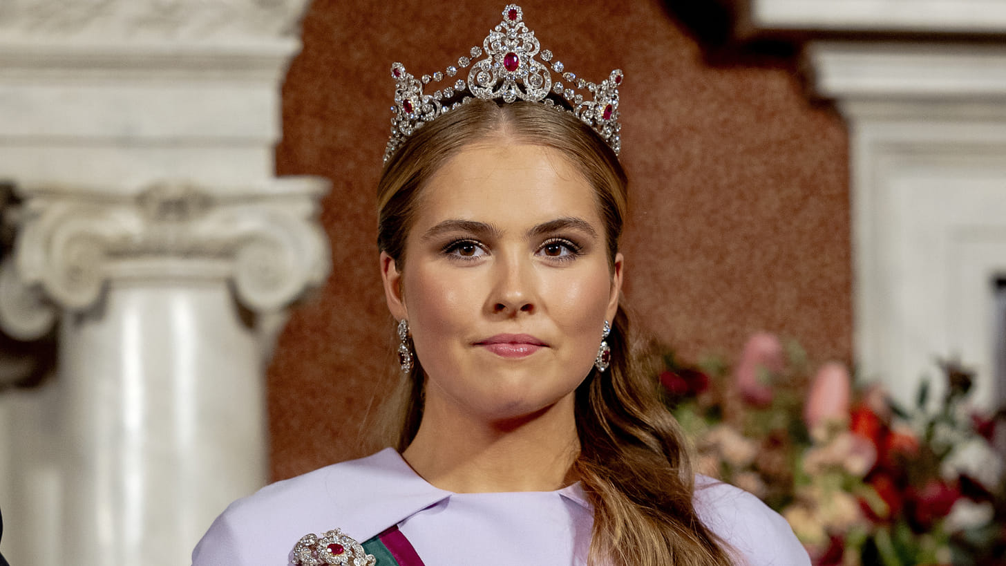 Prinses Amalia draagt diadeem die ze als klein meisje al opzette