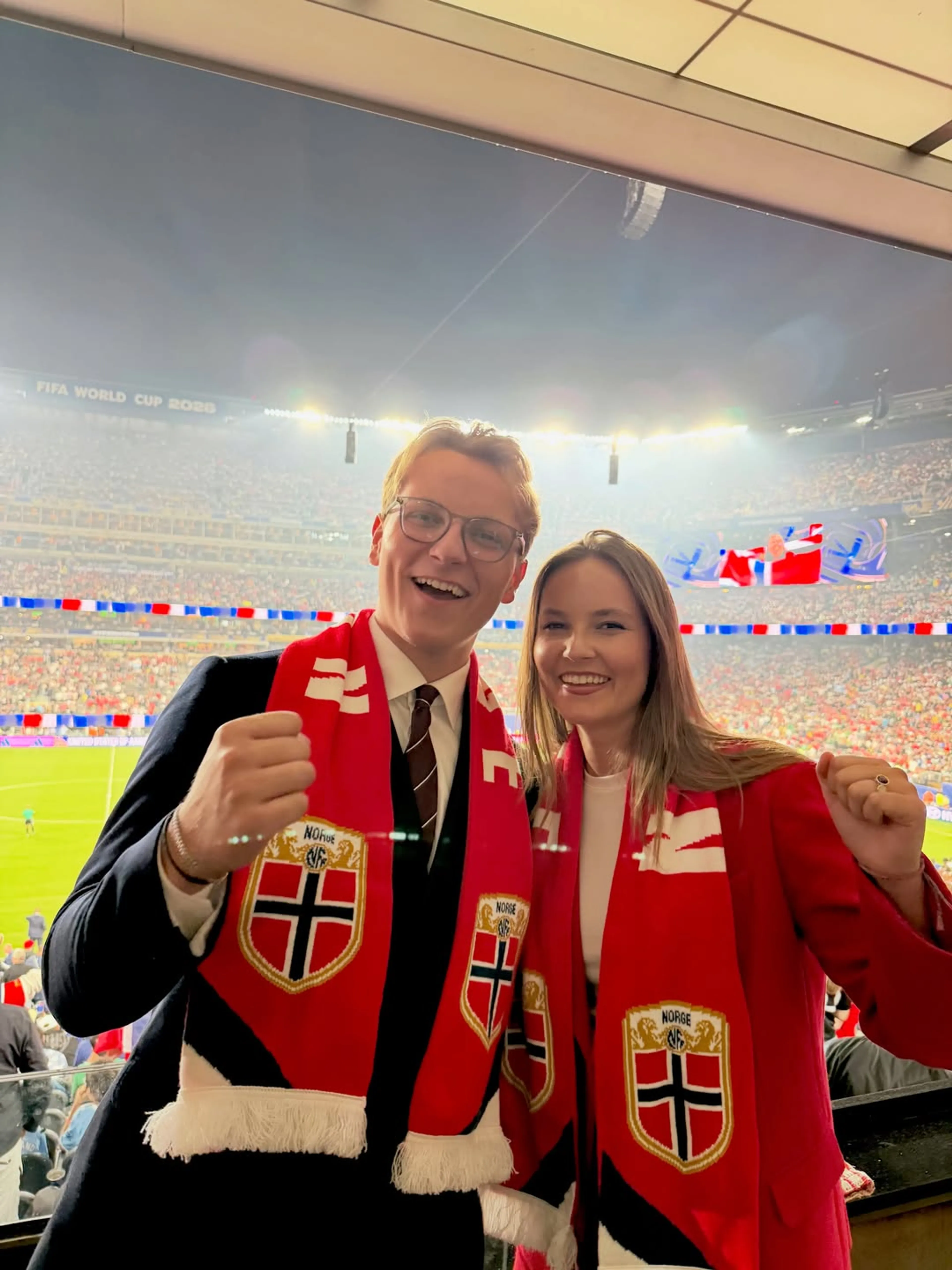 Broer en zus juichend op de foto!