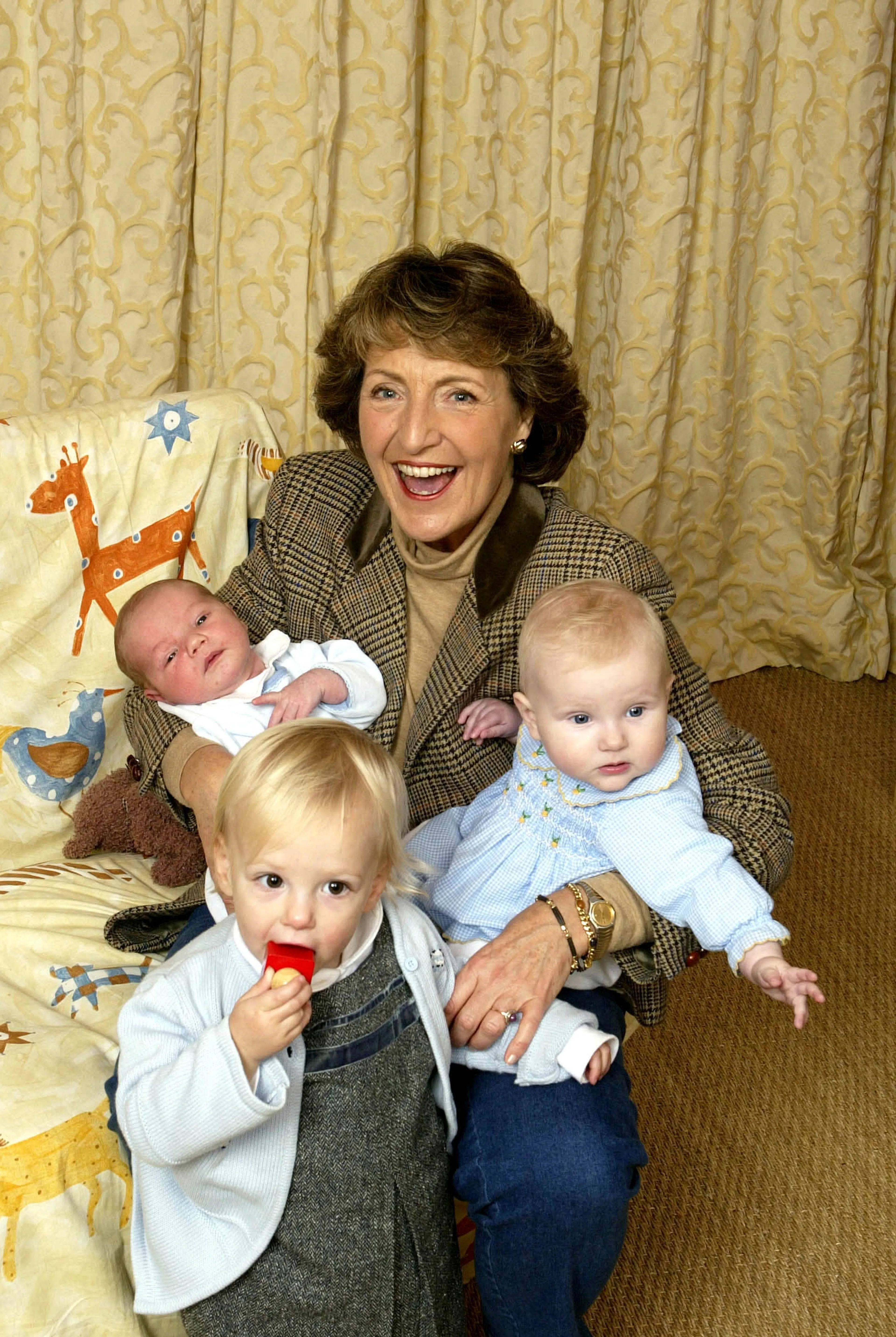 De prinses met drie van haar kleinkinderen (2002).