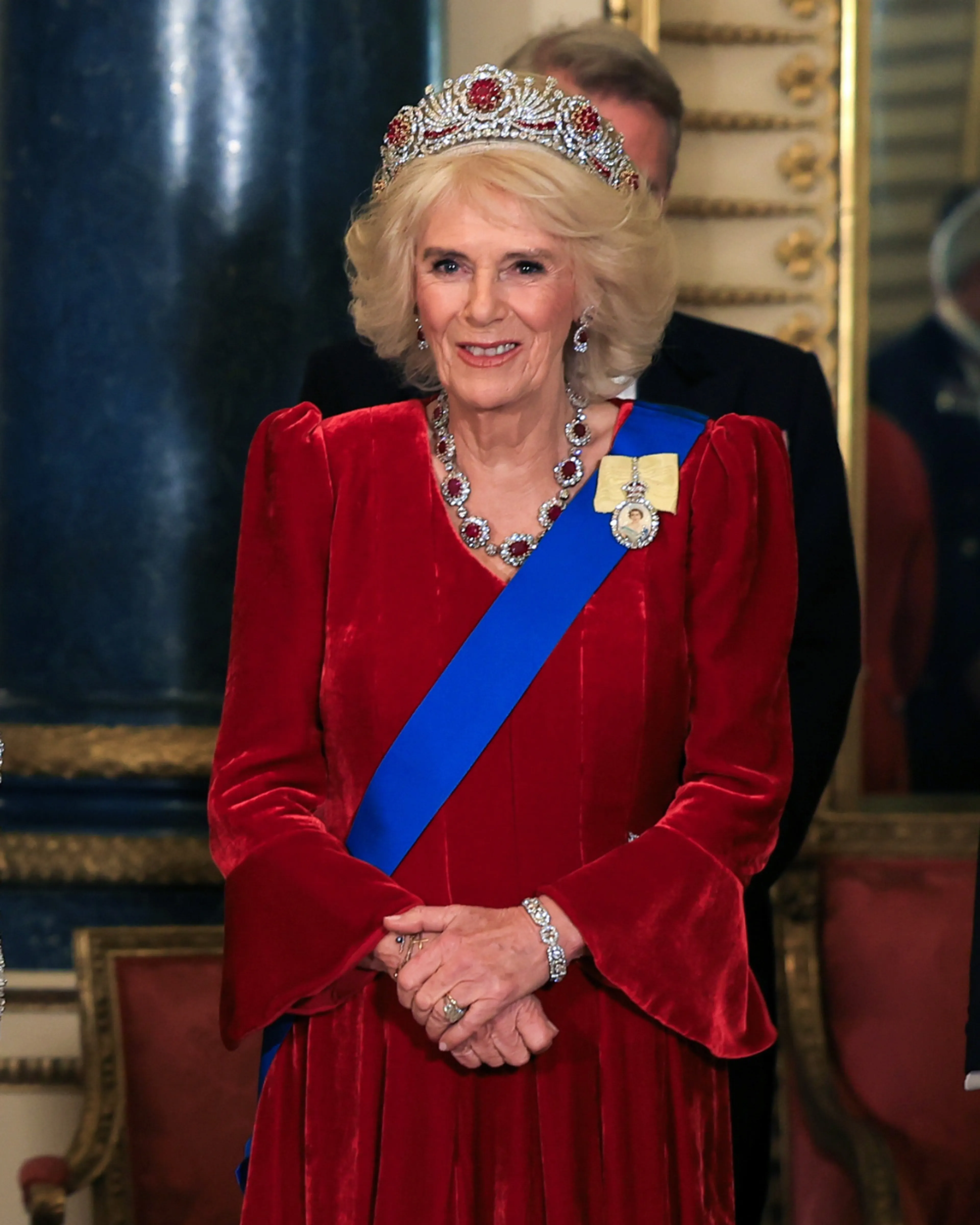 Koningin Camilla draagt het robijnen juweel hier voor het eerst (2023).