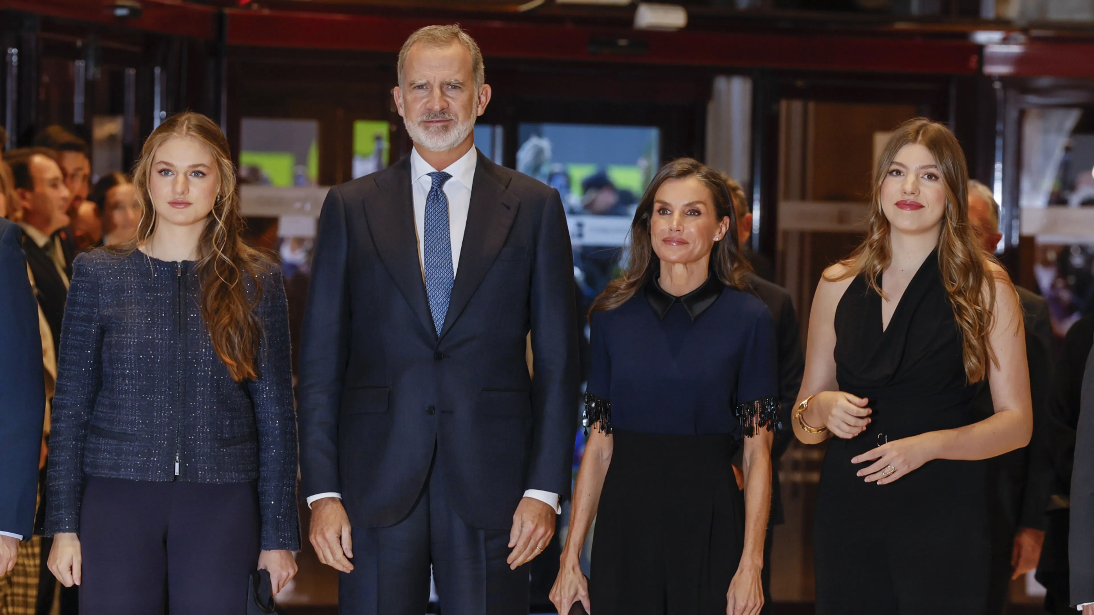 Prinses Leonor en prinses Sofía samen met ouders bij concert
