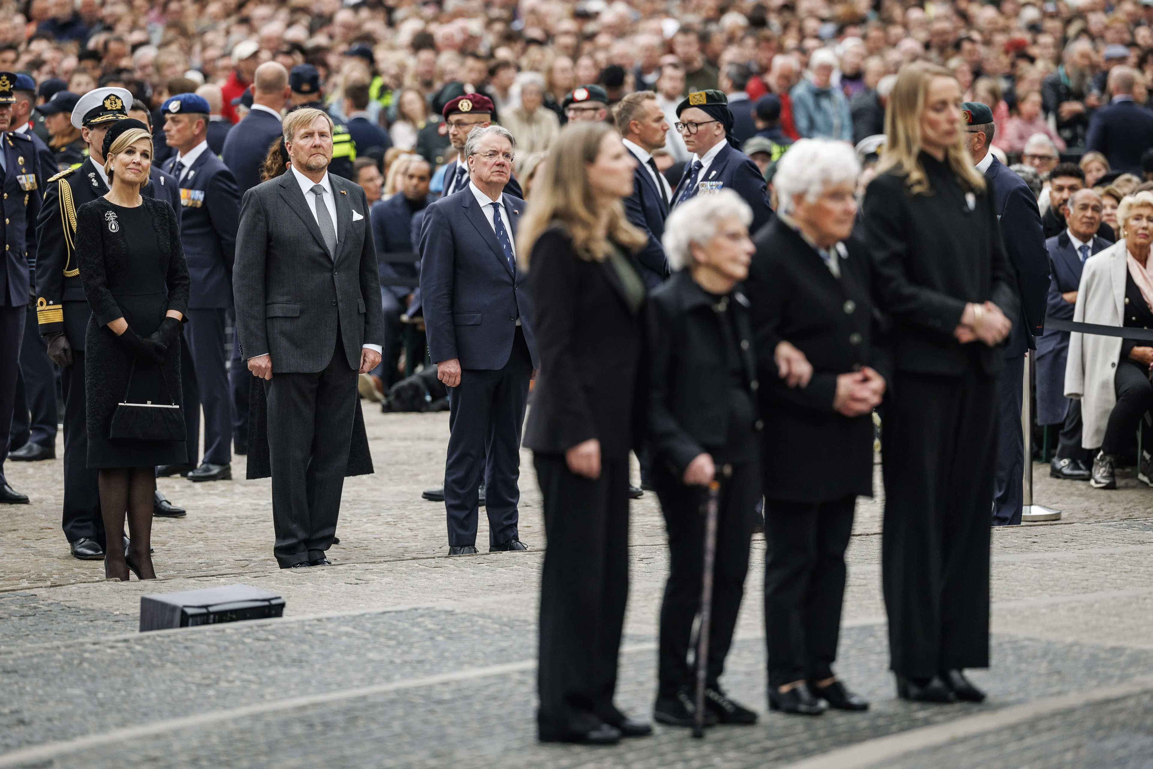 Na de twee minuten stilte leggen (familieleden van) oorlogsslachtoffers kransen bij het Nationaal Monument.