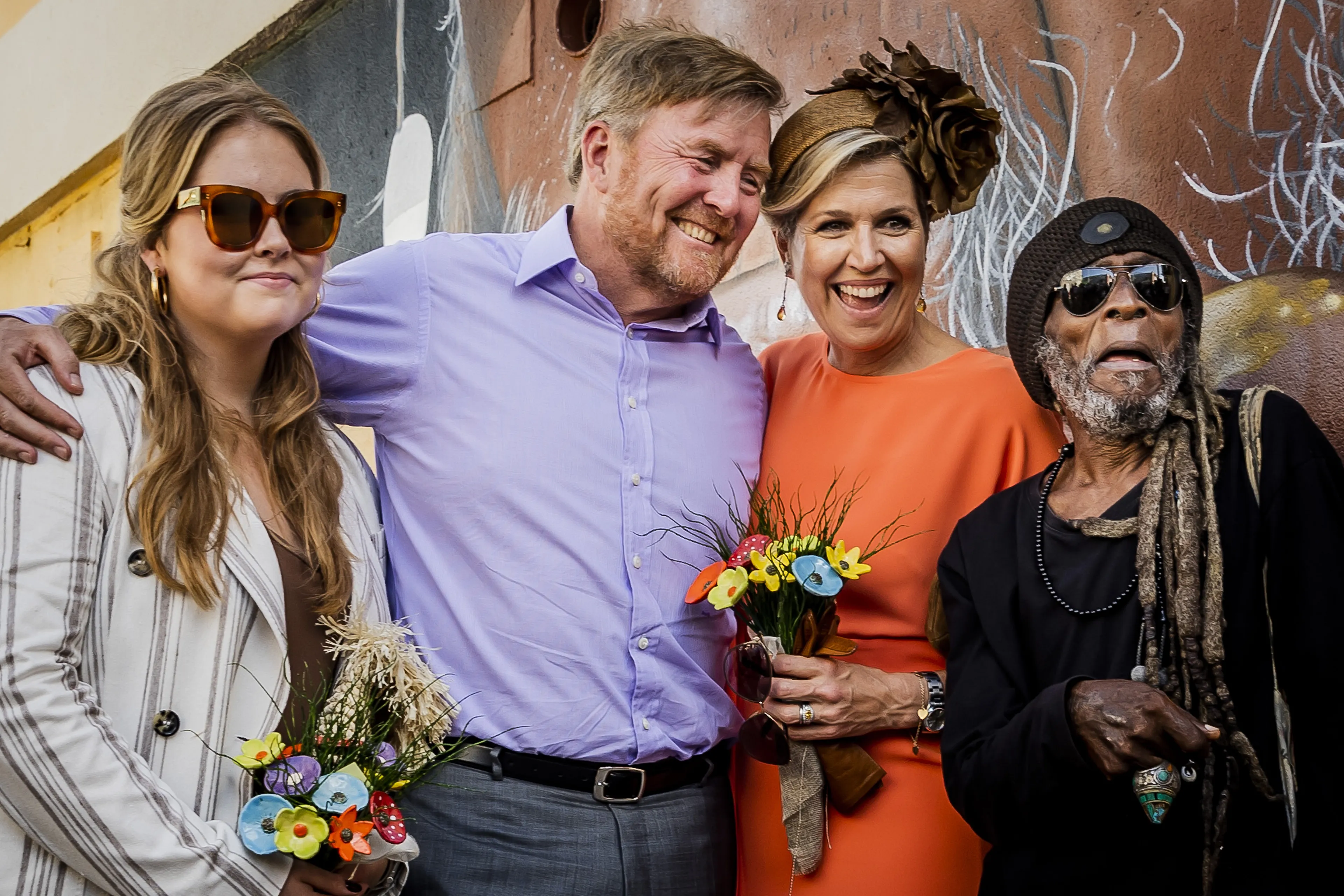 Koning Willem-Alexander, koningin Maxima en prinses Amalia tijdens een bezoek aan de wijk San Nicolas op de eerste dag van hun bezoek aan Aruba.