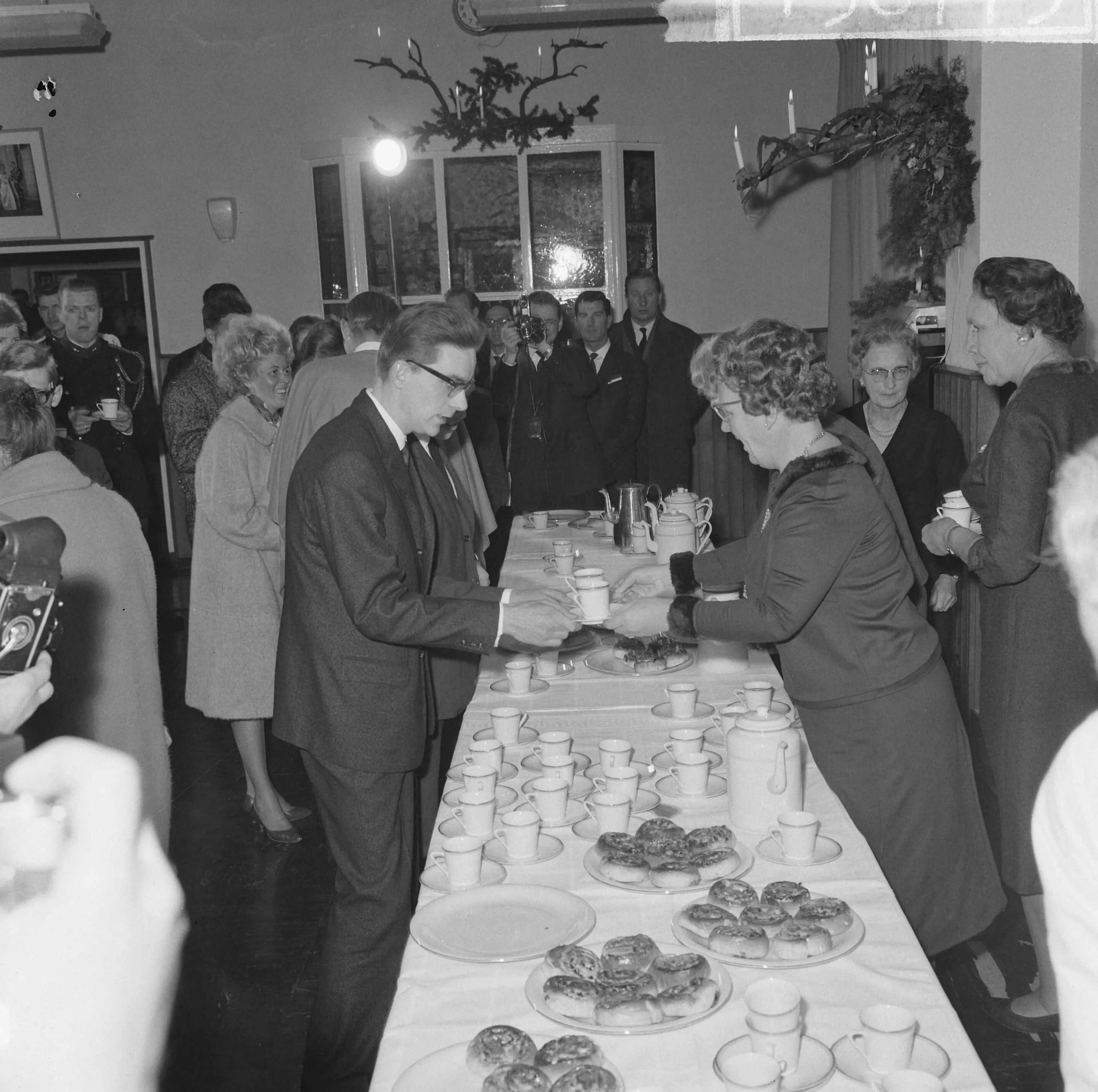 Juliana ontvangt het paleispersoneel met thee en gebak (1963).