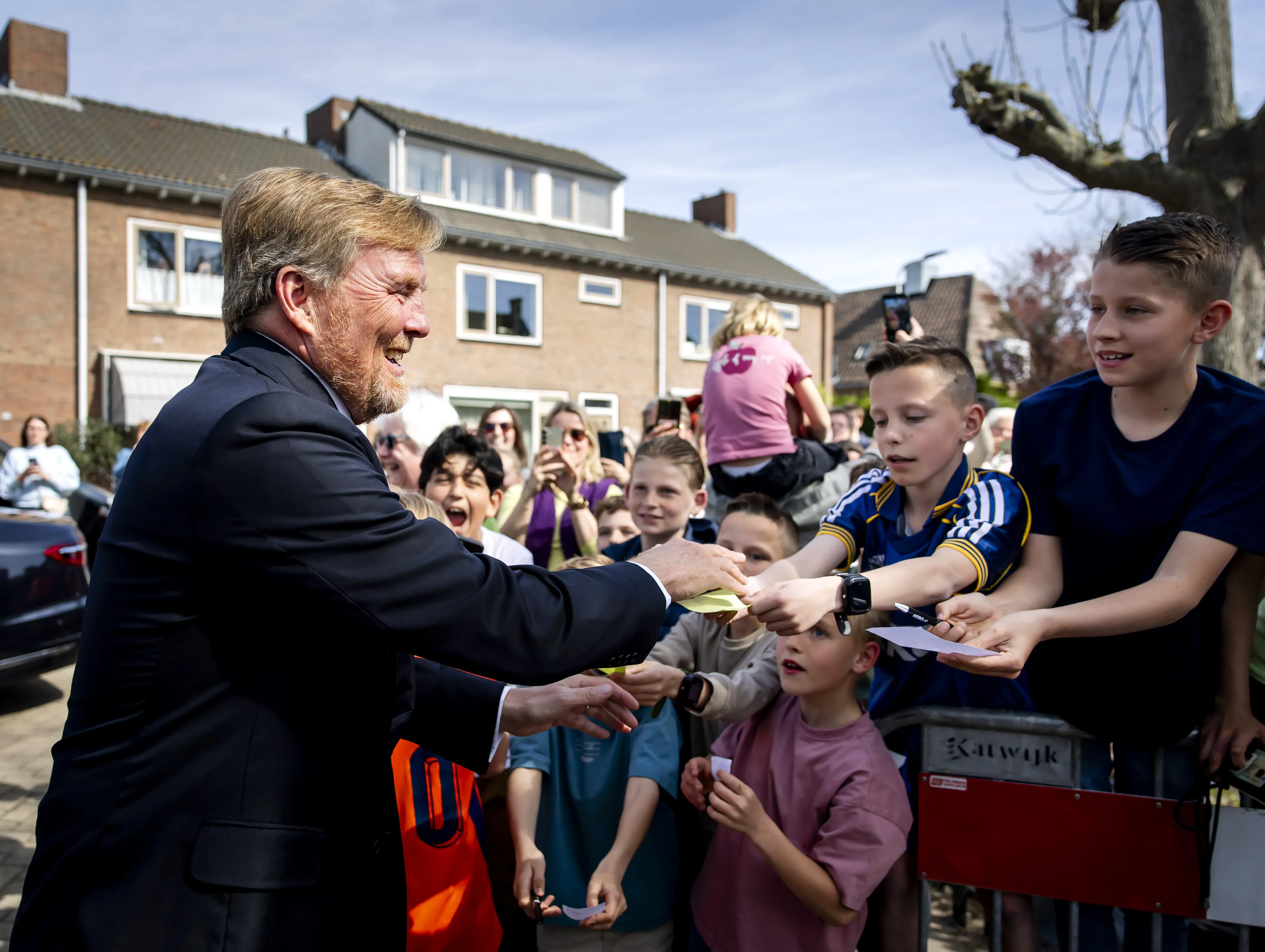 Veel kinderen proberen een glimp van de koning op te vangen.