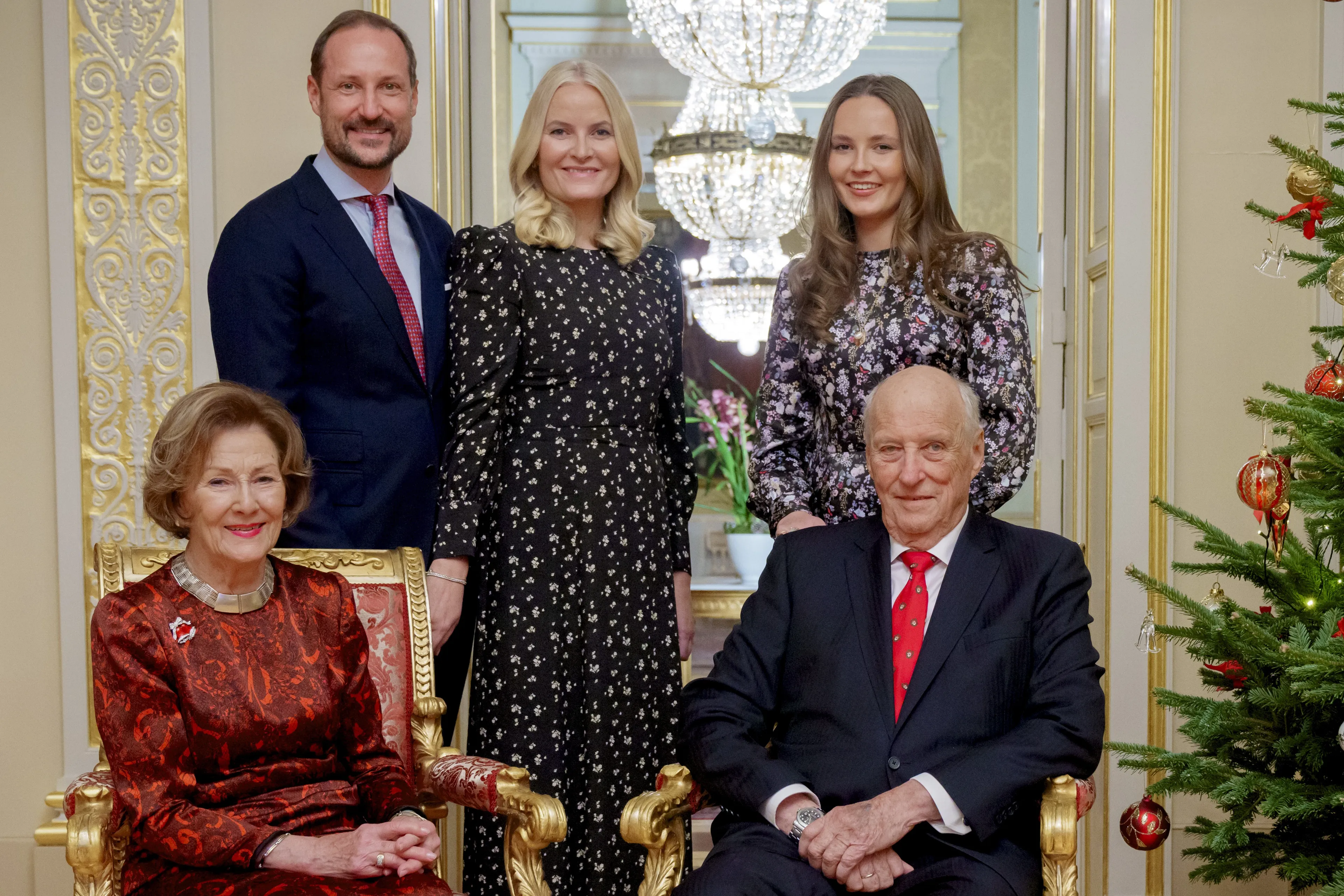 Het koningspaar, het kroonprinselijk paar en prinses Ingrid Alexandra.