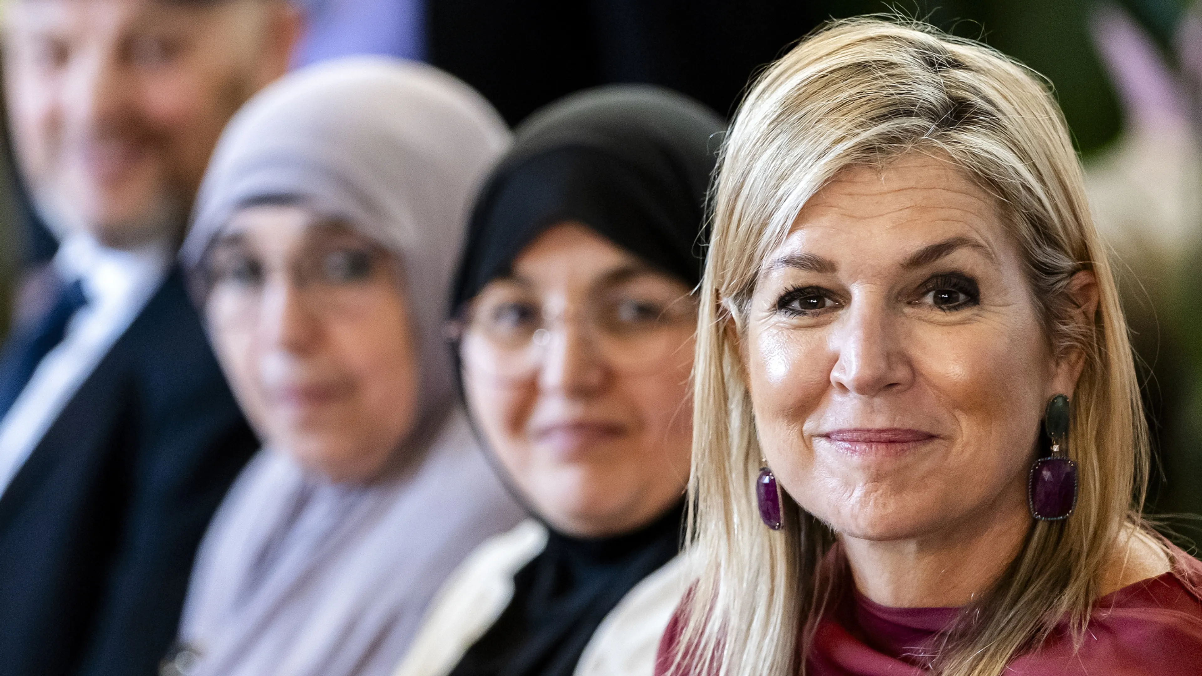 Máxima aan de knutseltafel in een buurthuis in Amsterdam Noord