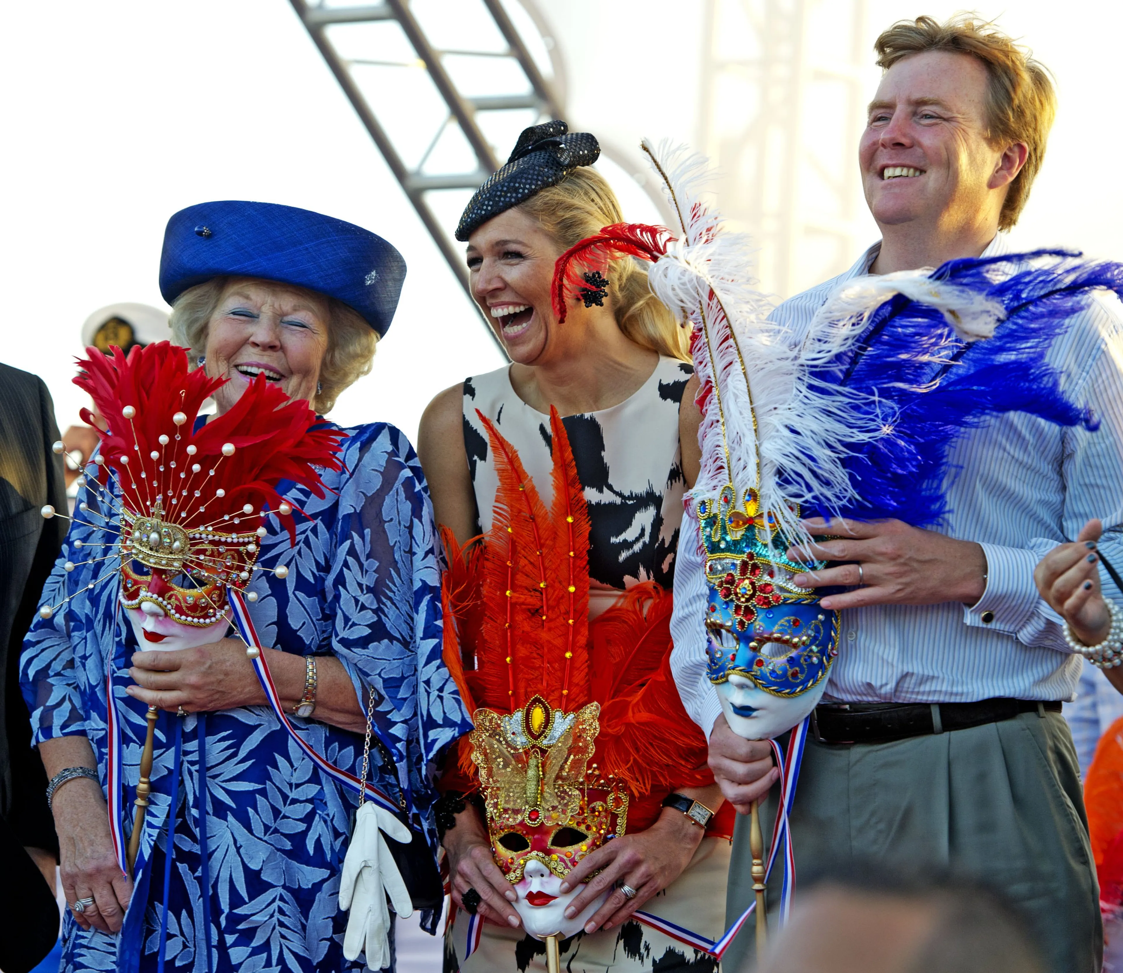 Koningin Beatrix, prins Willem-Alexander en prinses Máxima wonen vrijdag het feest Fiesta Popular bij in het Linear Park op Aruba.