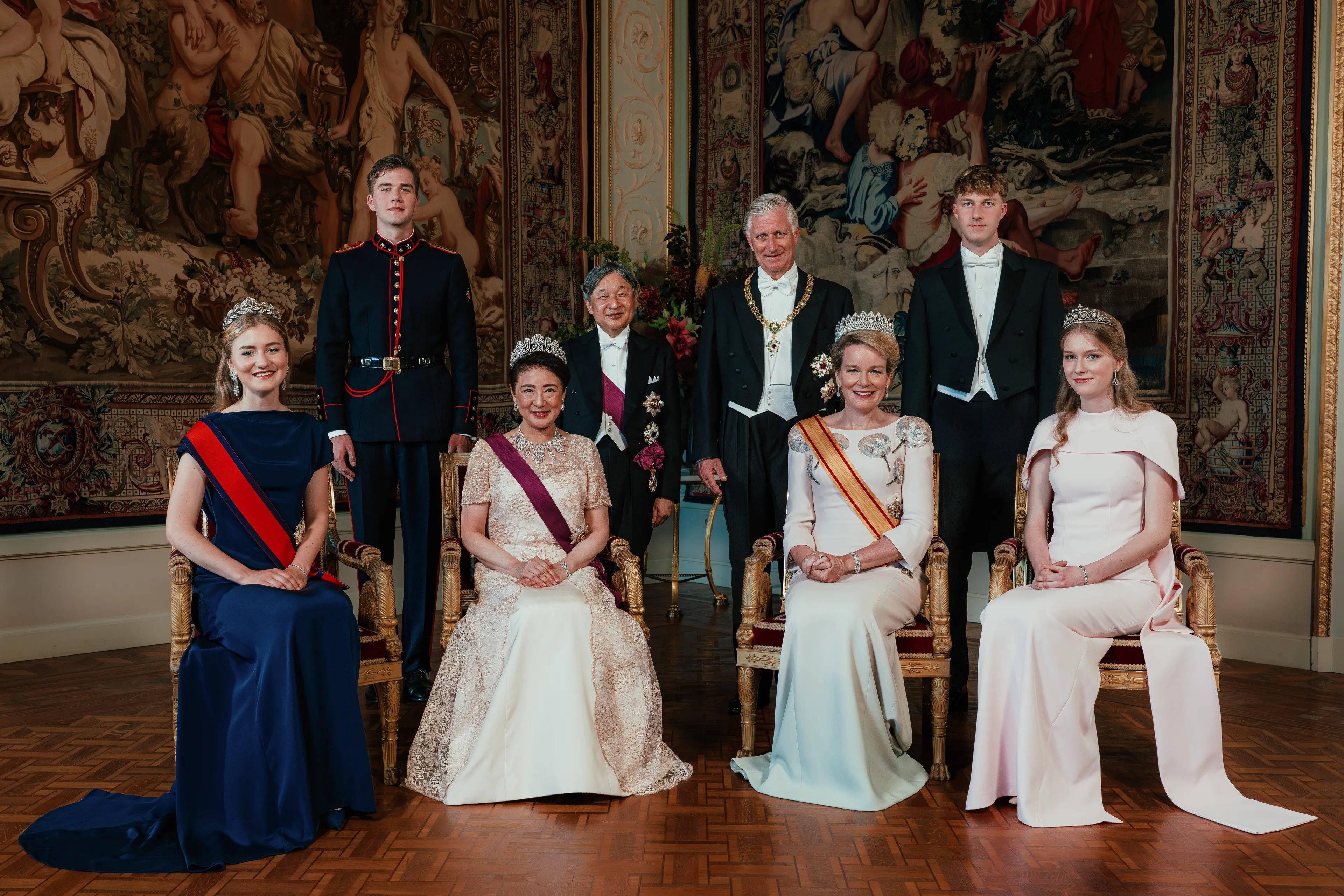 Een groepsfoto met het keizerlijk paar en de Belgische koninklijke familie.
