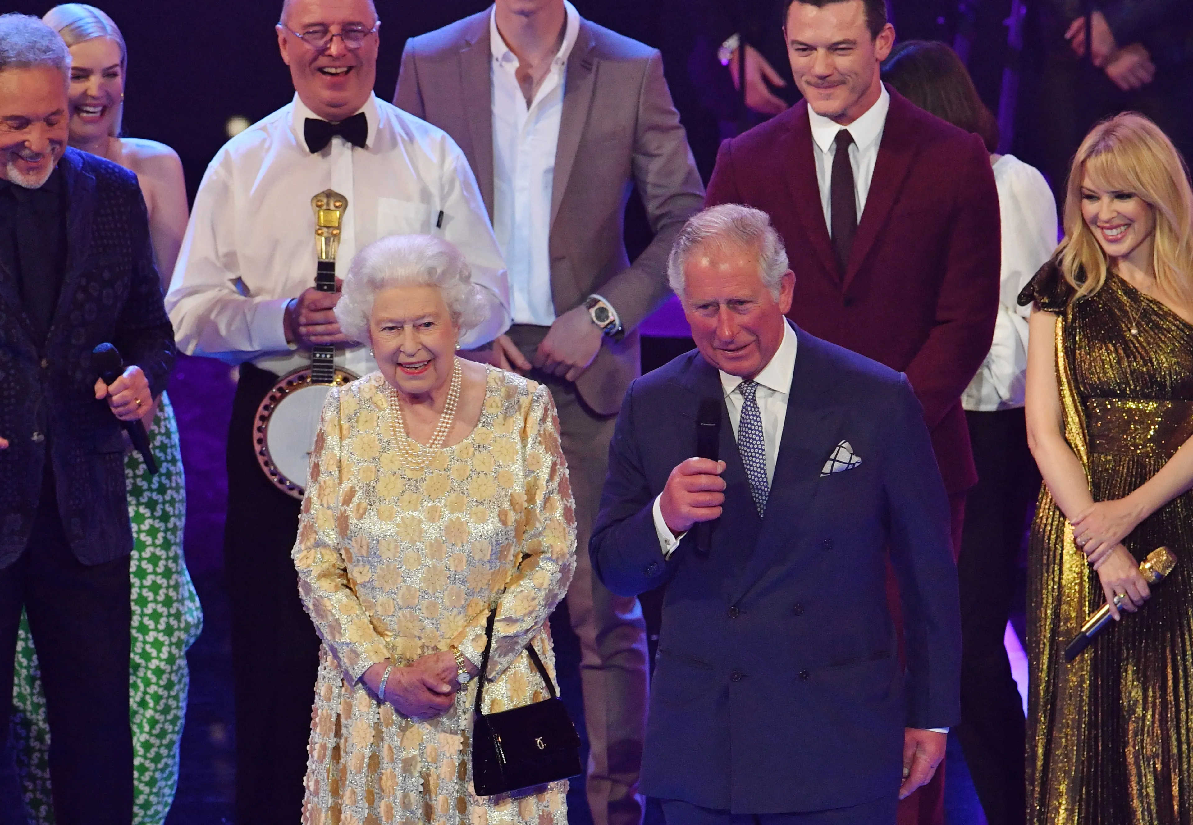 Koningin Elizabeth met toenmalig prins Charles op haar 92ste verjaardag (2018).
