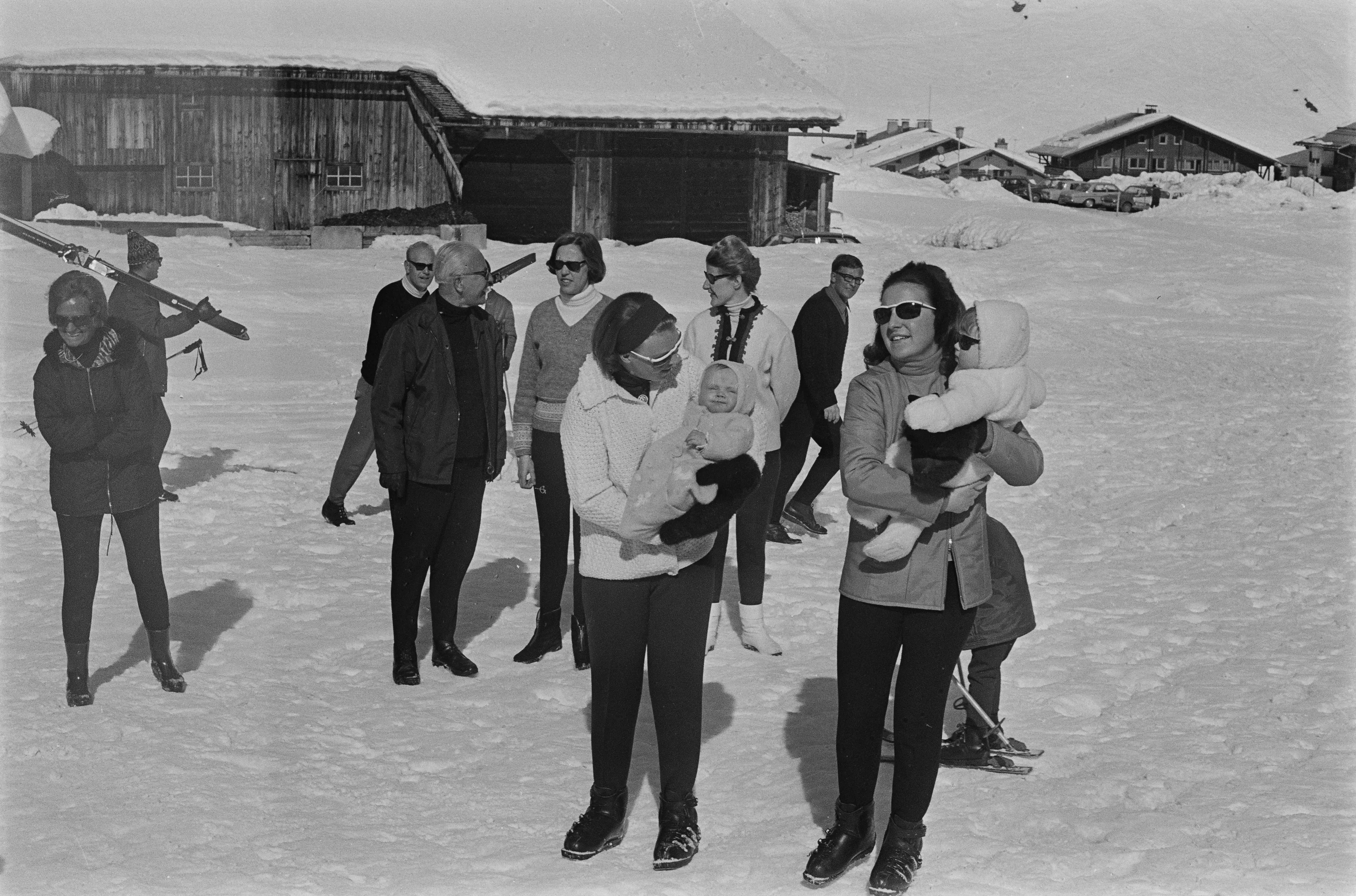 Prinses Margriet en prinses Beatrix met hun zoons in Lech (1969).