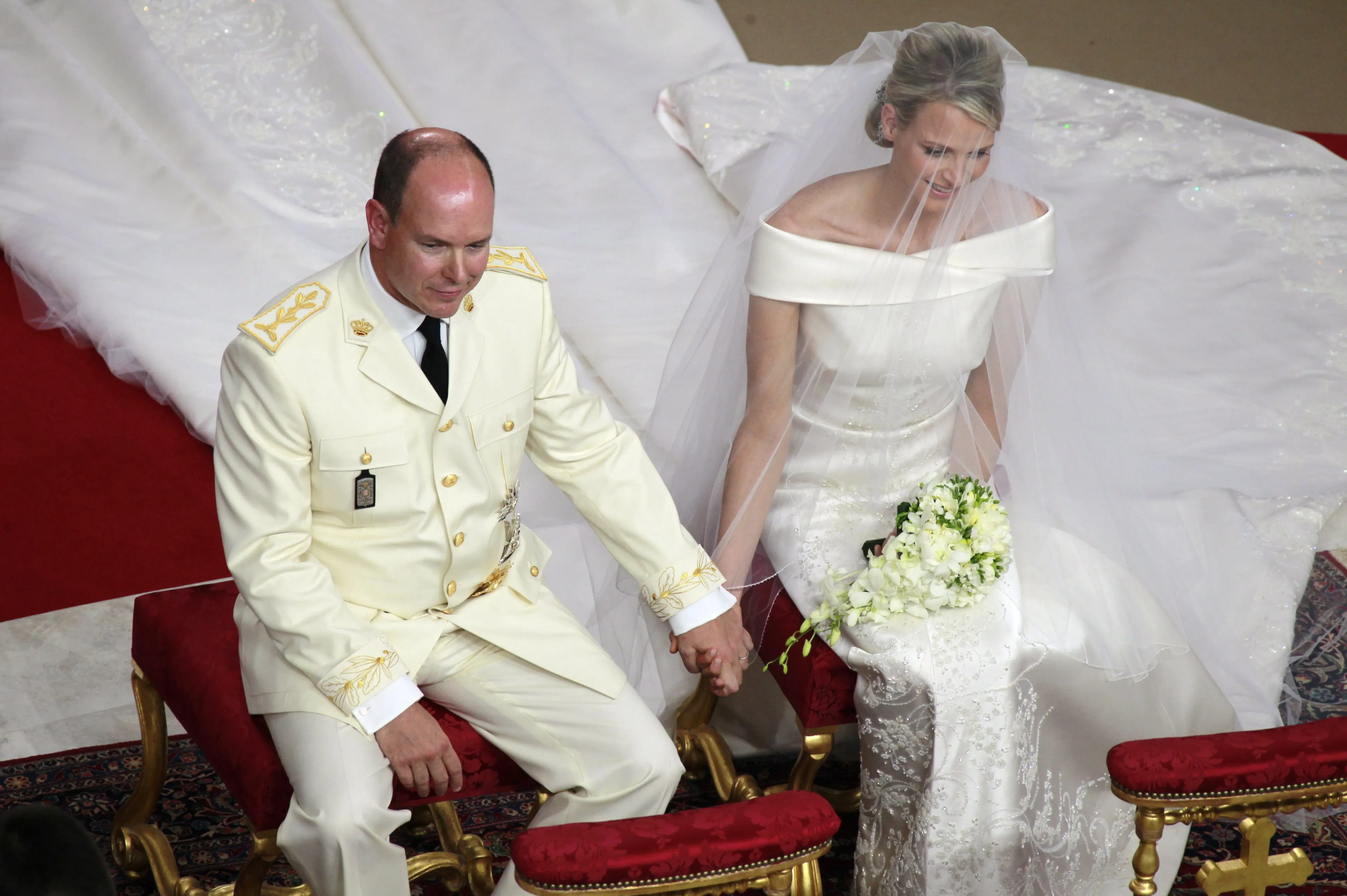 Prins Albert en prinses Charlène tijdens de kerkdienst.