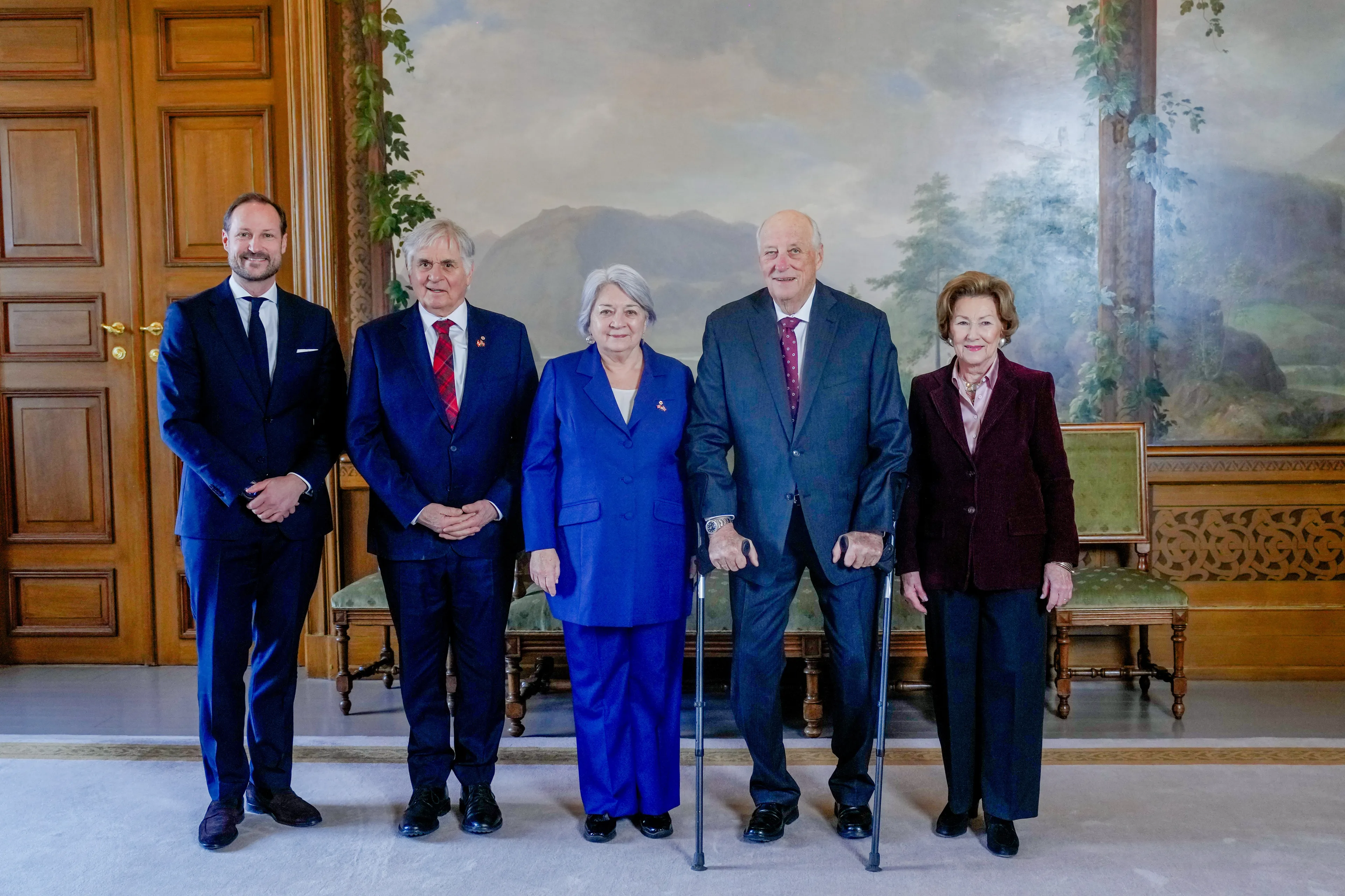 Koning Harald, koningin Sonja en kroonprins Haakon zetten hun geplande werkzaamheden voort.