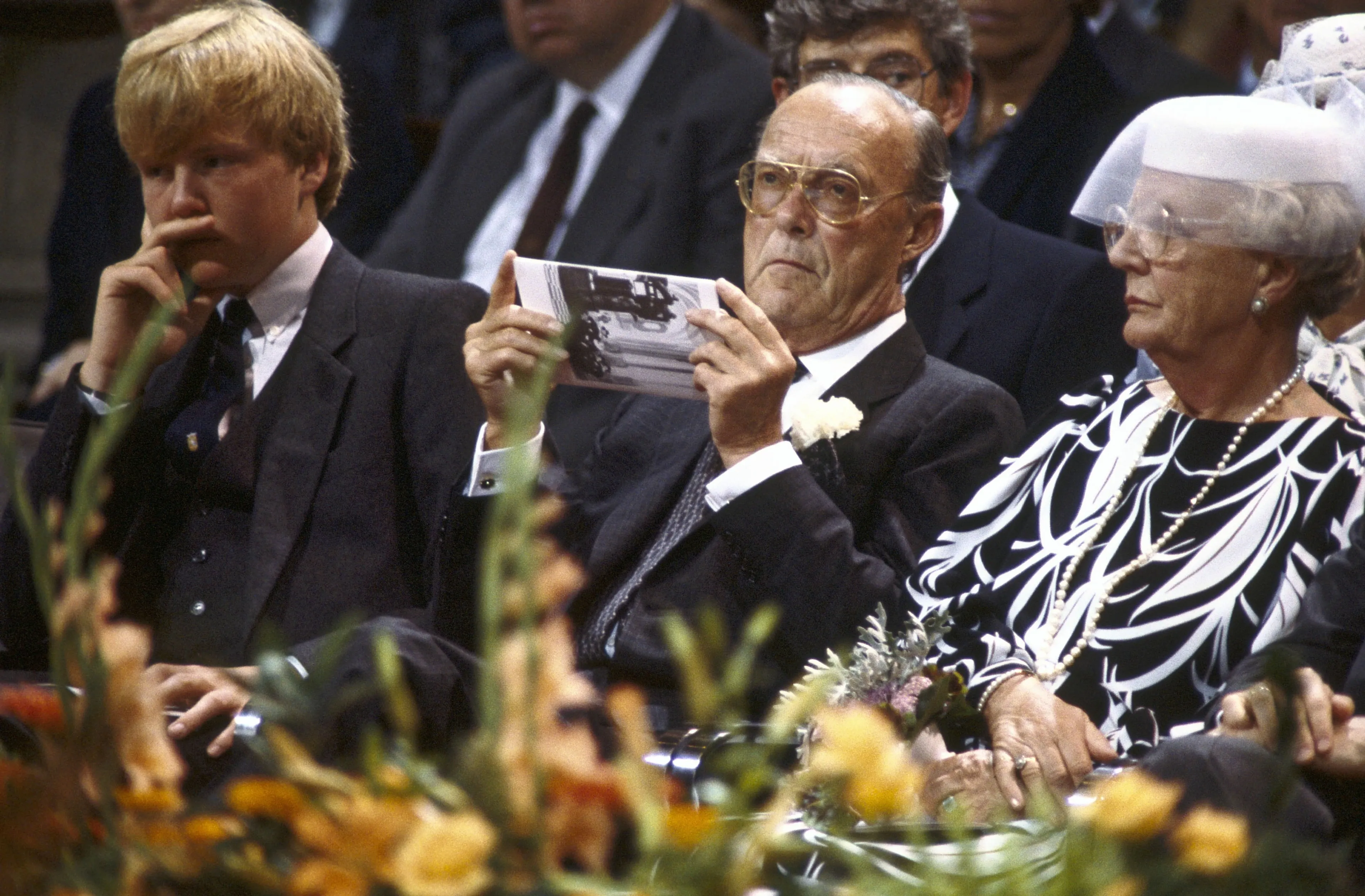 Prinses Juliana, prins Bernhard en prins Willem-Alexander in de Nieuwe Kerk in Delft (1984).