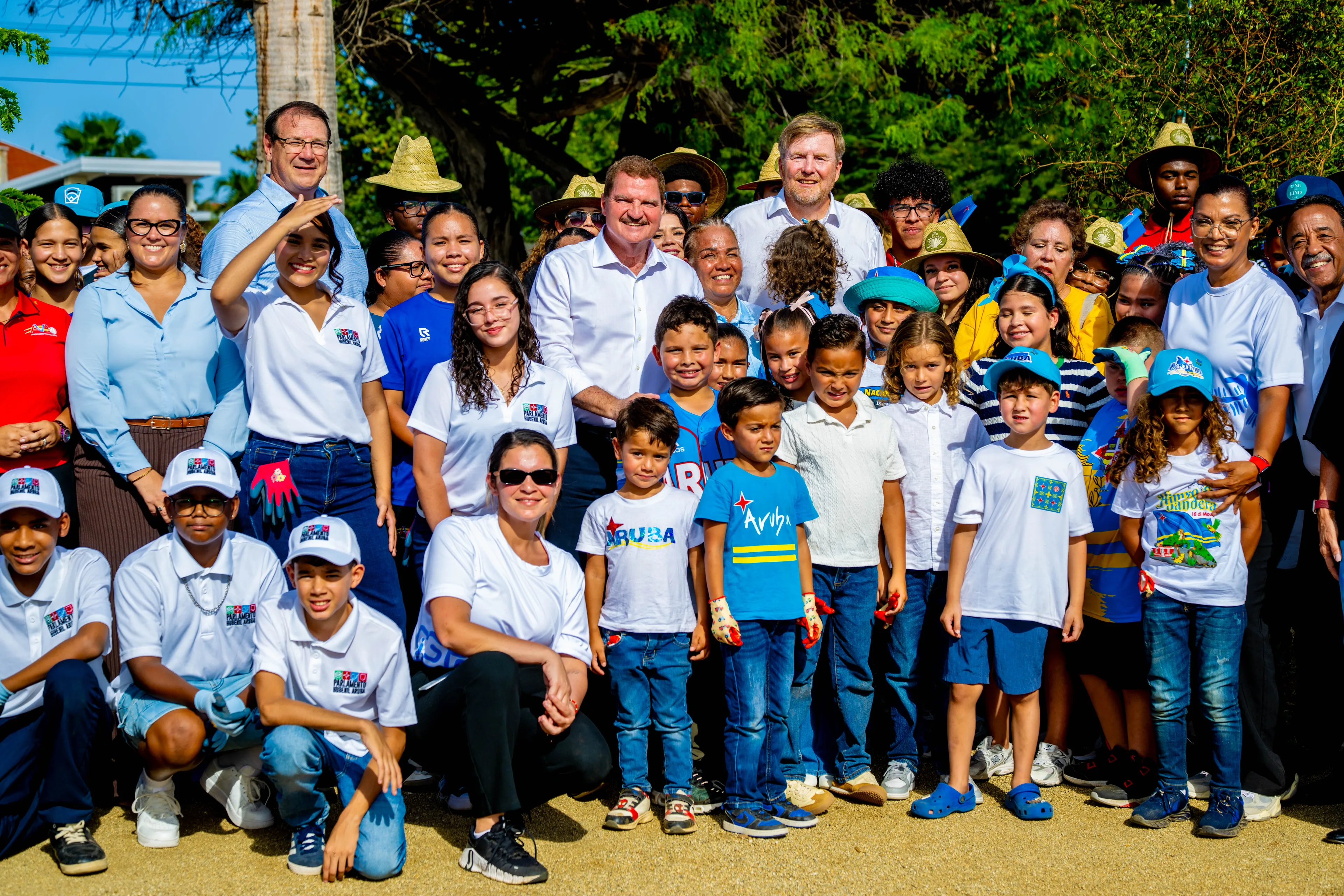 Een groepsfoto met de kinderen in het park.