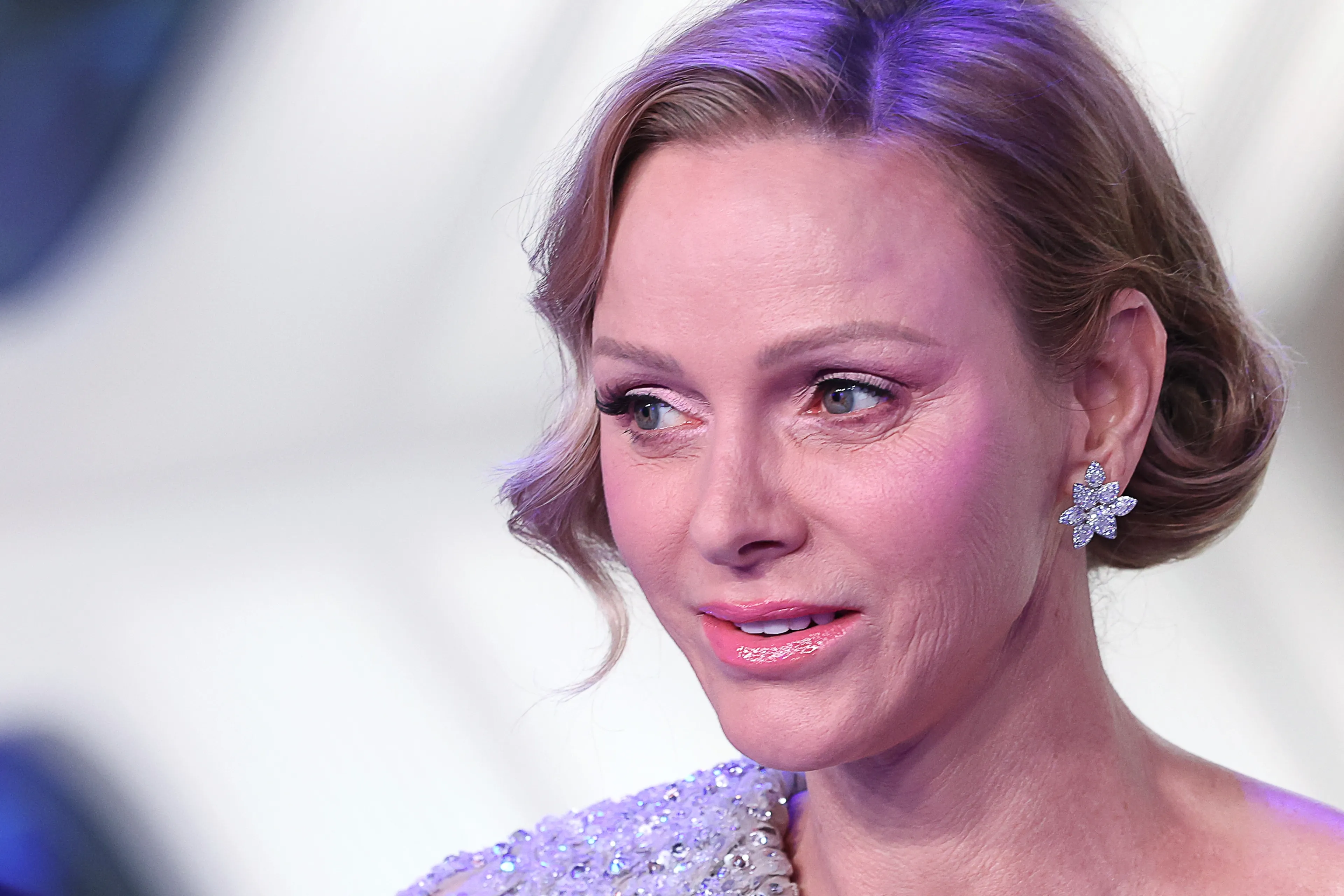 Prinses Charlène heeft ook diamanten in haar oren.
