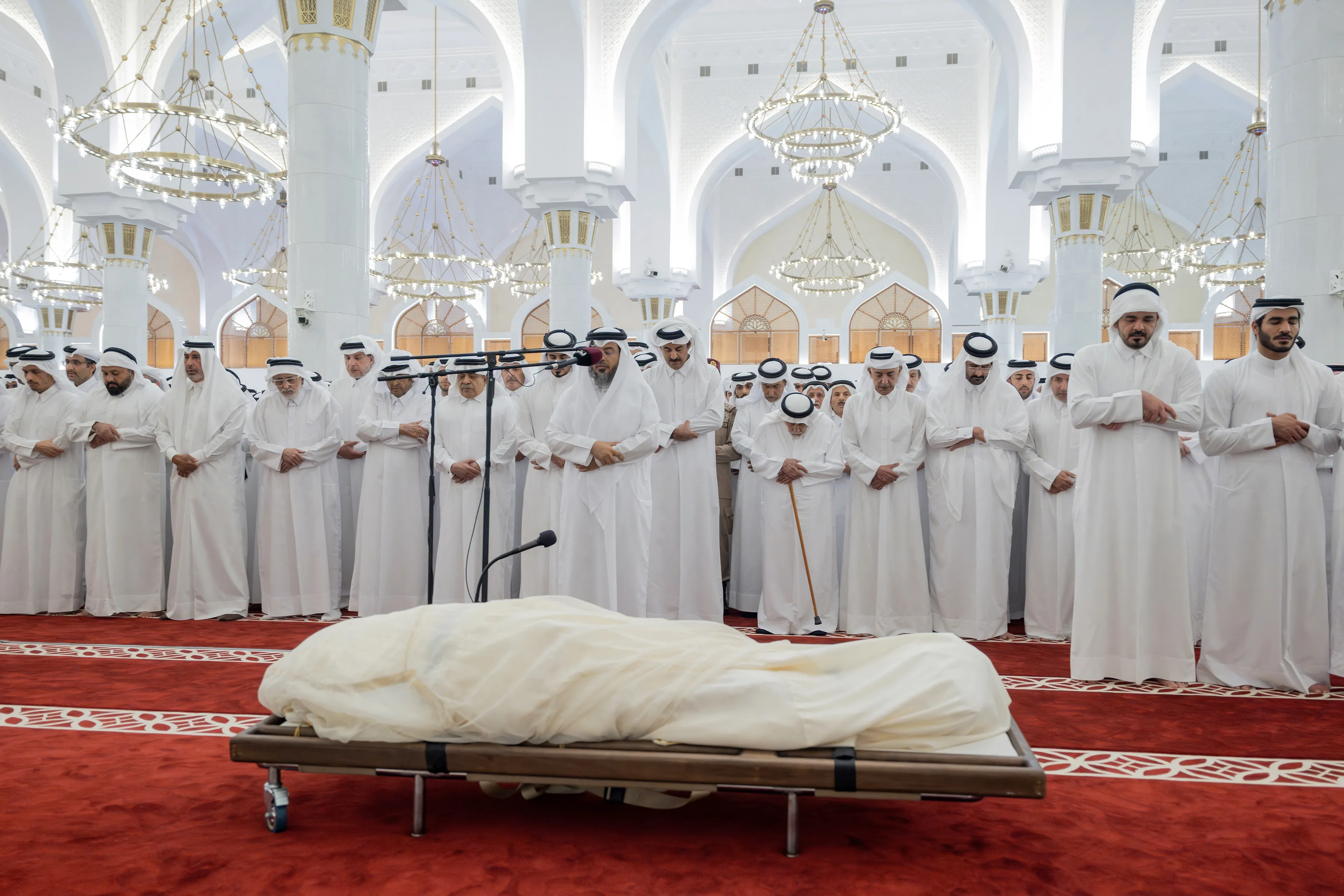 Het lichaam van de voormalige emir van Qatar ligt in een Moskee in Doha.
