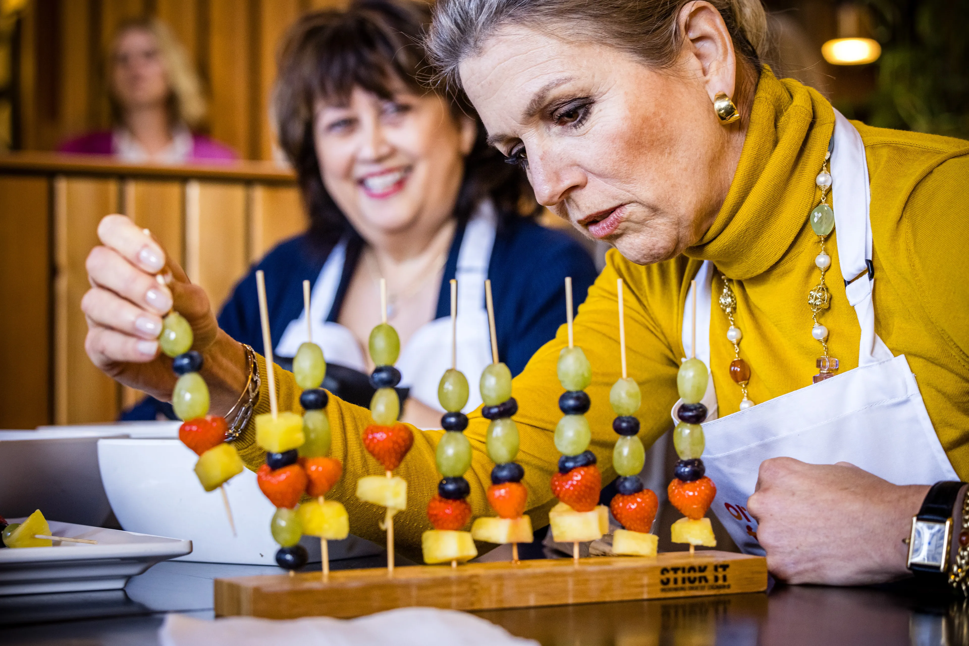 Koningin Máxima maakt fruitspiesjes.