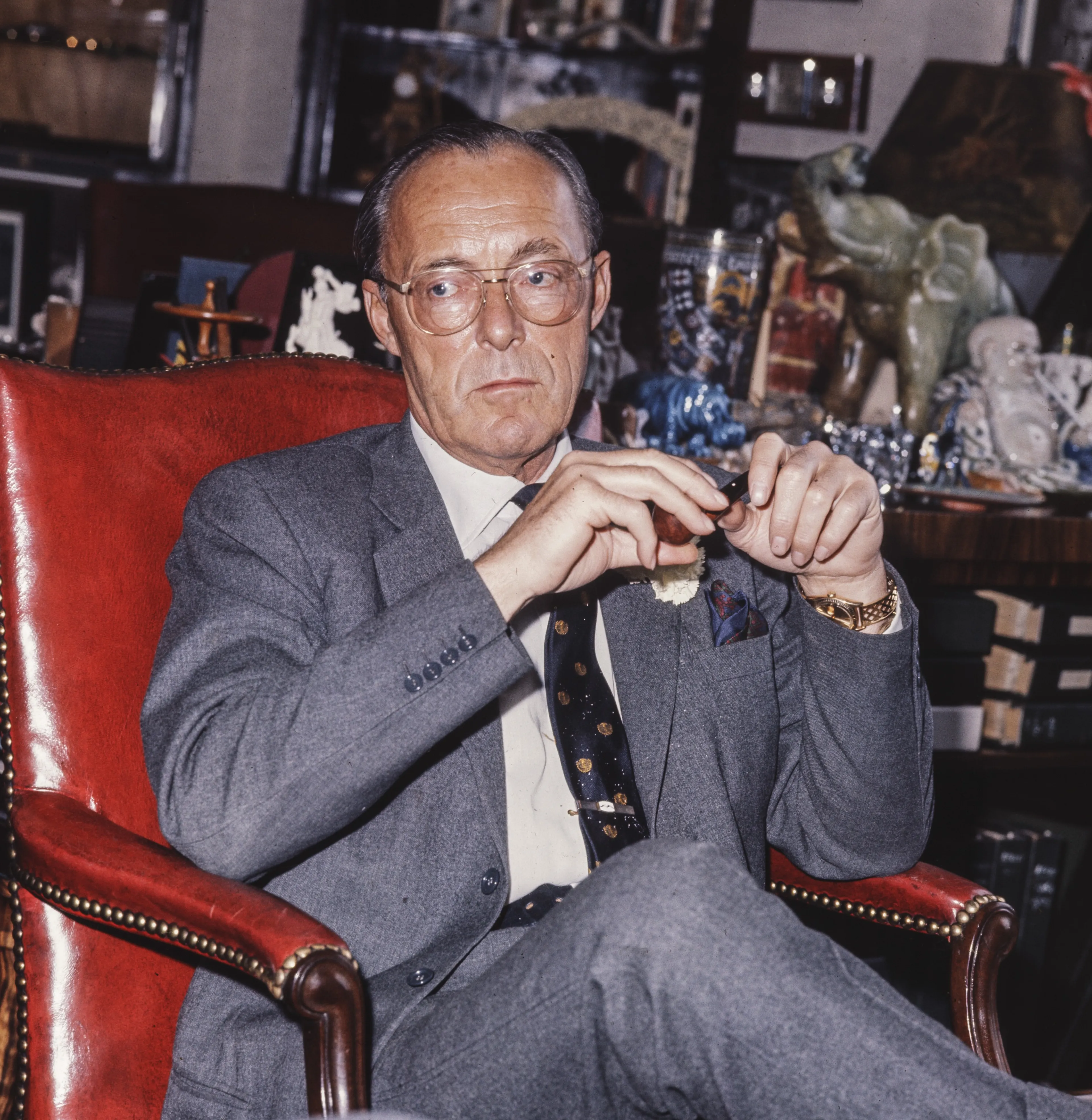 Prins Bernhard in zijn werkkamer op Paleis Soestdijk.