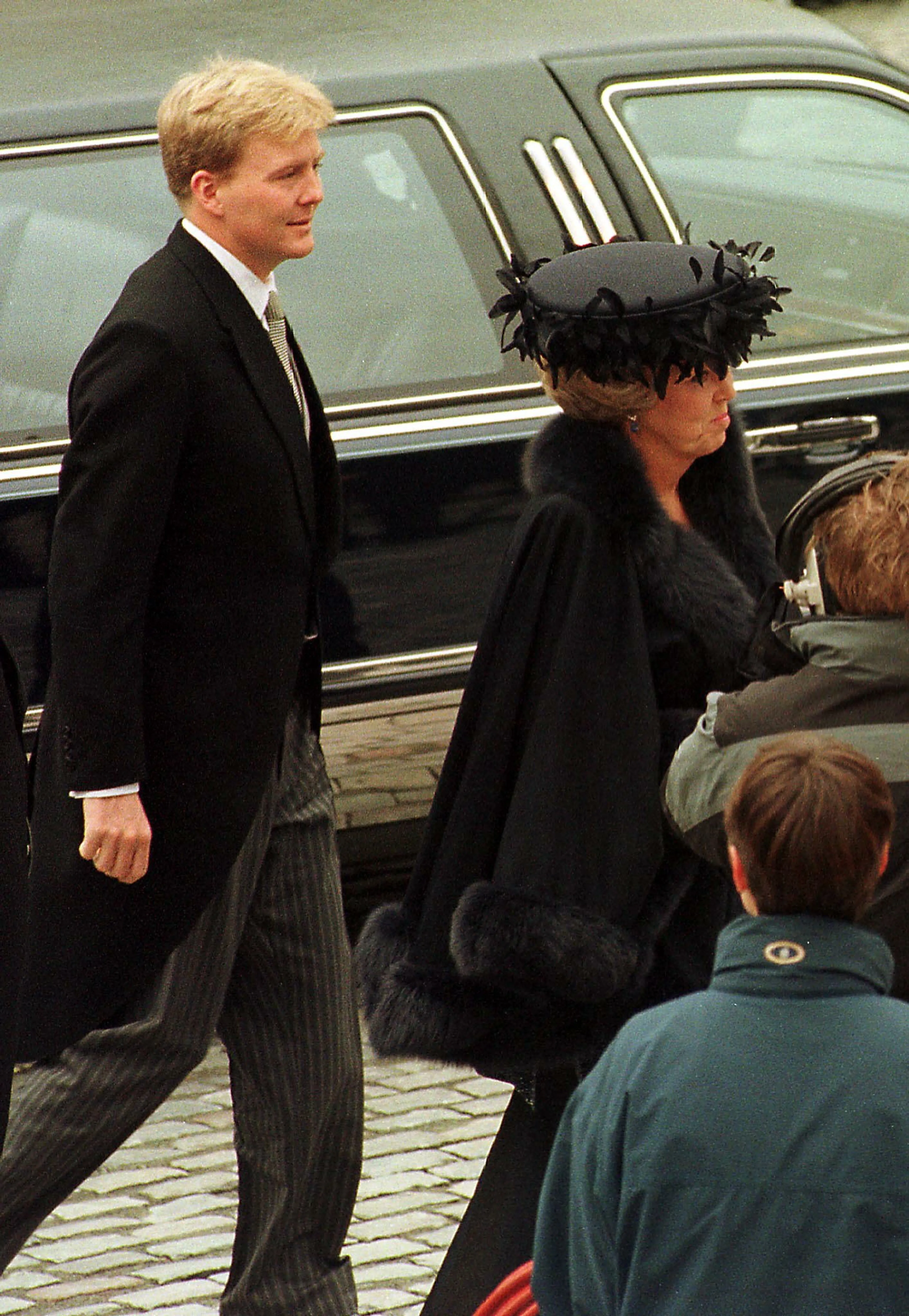 Beatrix en Willem-Alexander arriveren op het huwelijk.