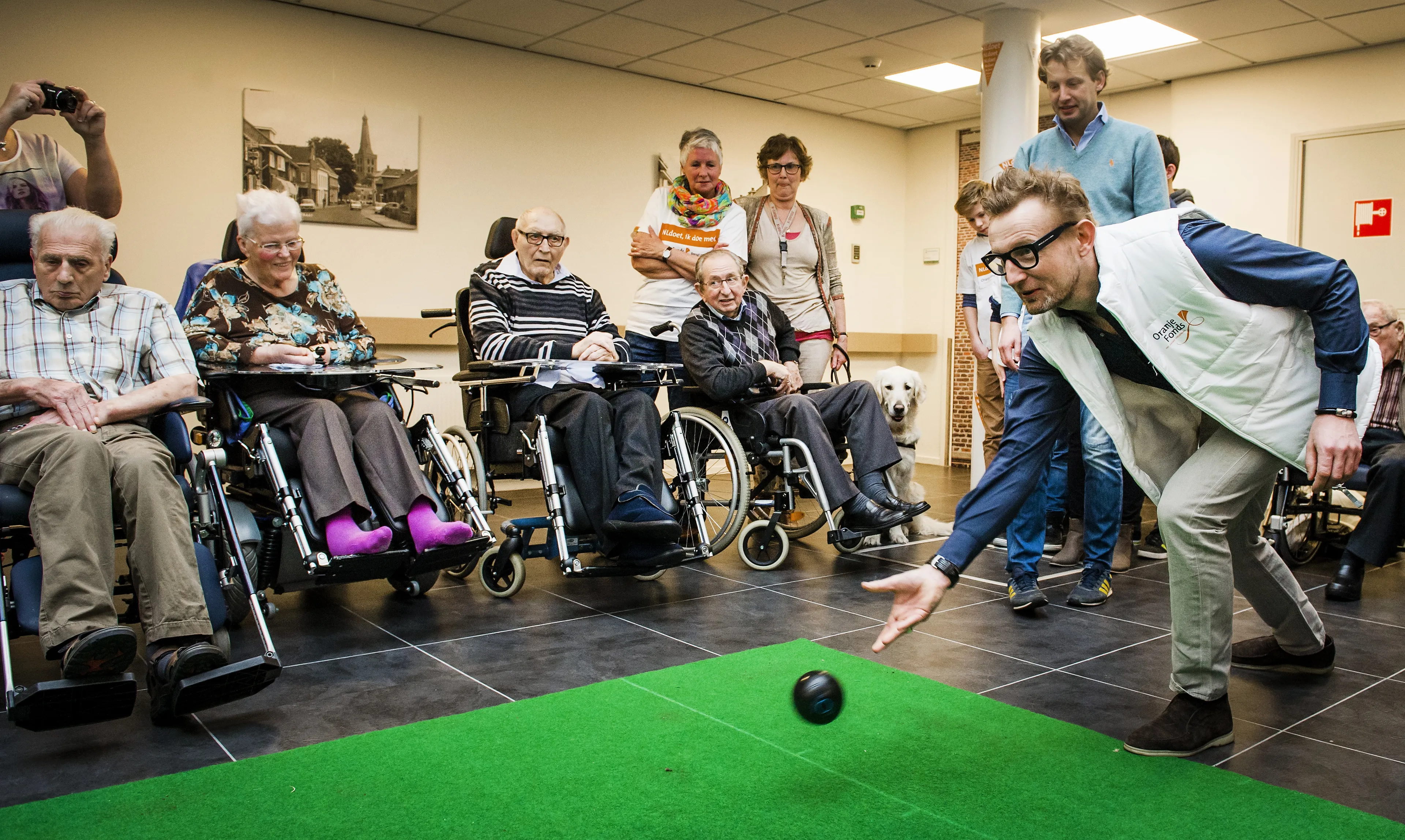 Prins Bernhard gooit een bal tijdens het koersballen.