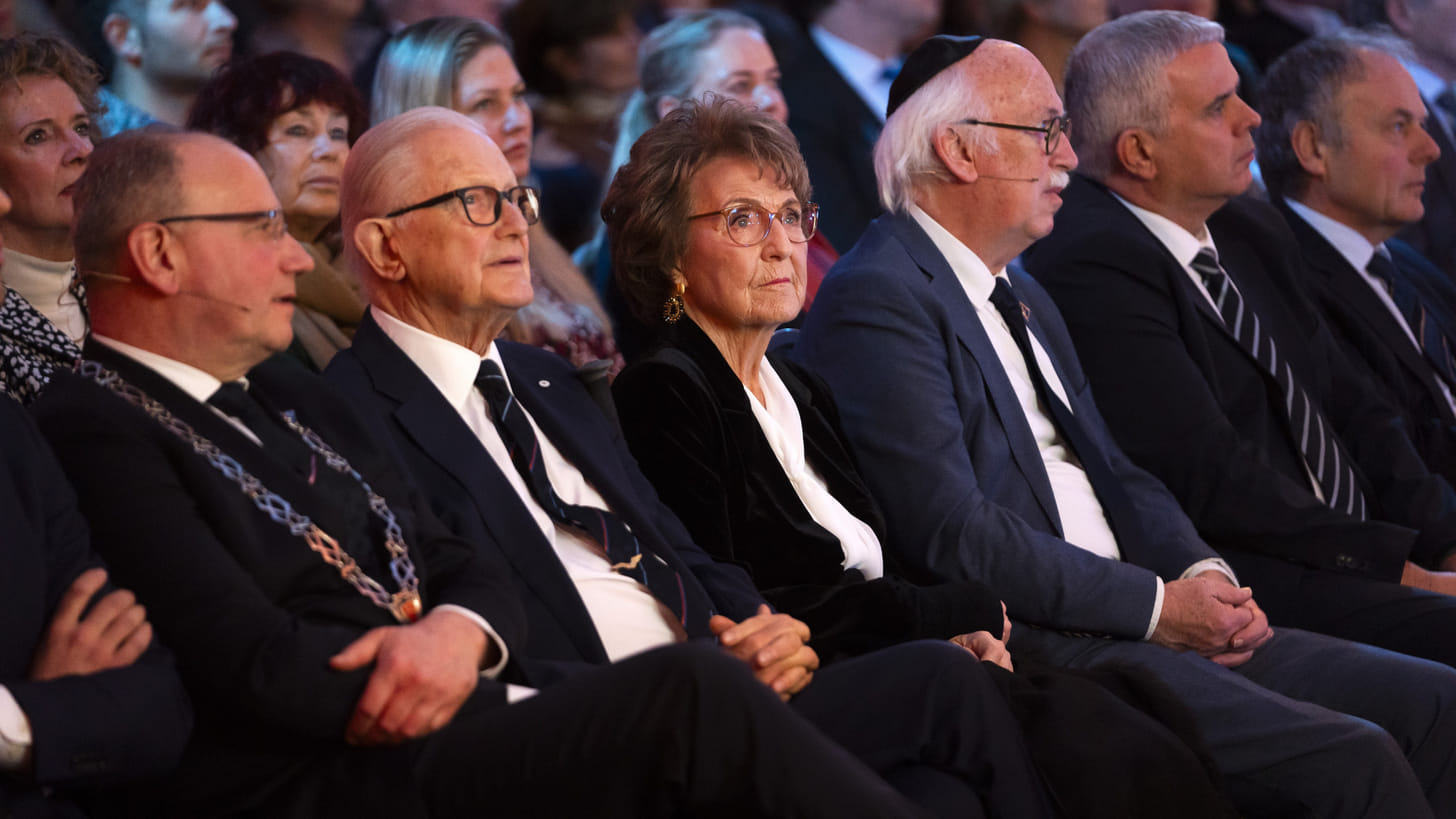 Prinses Margriet heropent Herinneringscentrum Apeldoornsche Bosch: "Zwarte bladzijde uit onze geschiedenis"