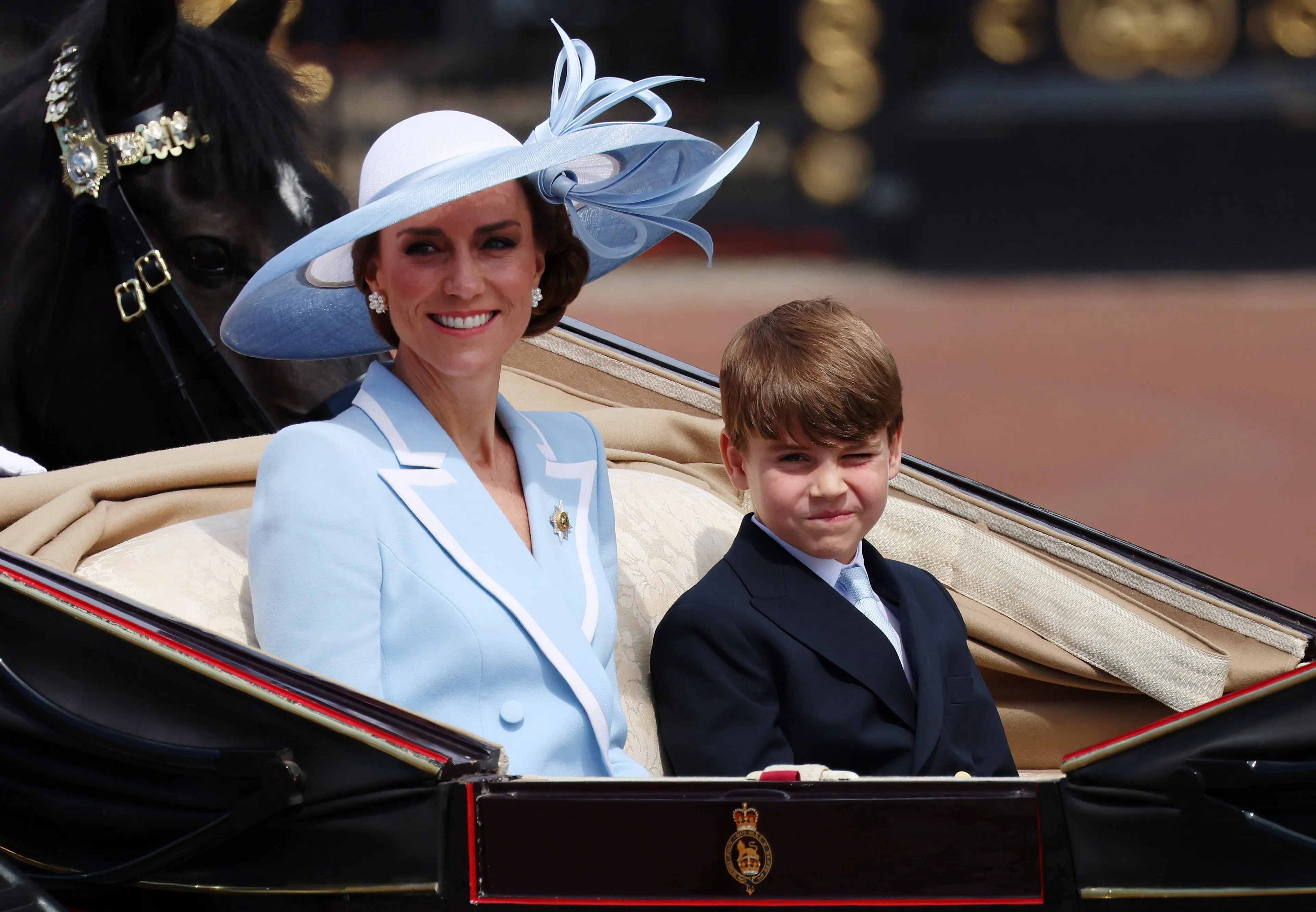 Prins George en prins Louis matchen met hun moeder tijdens Trooping the Colour