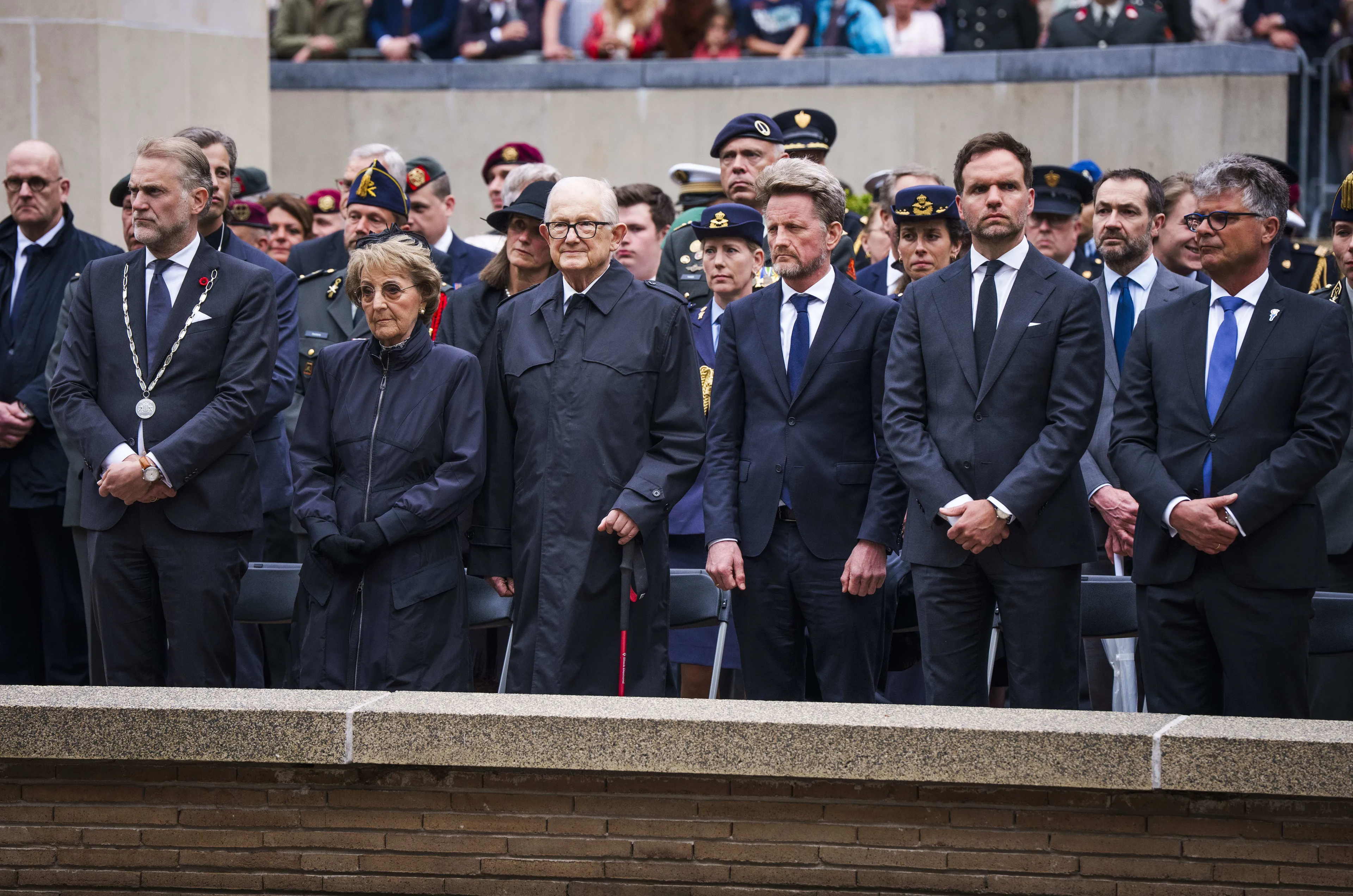 Prinses Margriet, Pieter van Vollenhoven en prins Pieter-Christiaan herdenken op het Militair Ereveld Grebbeberg.
