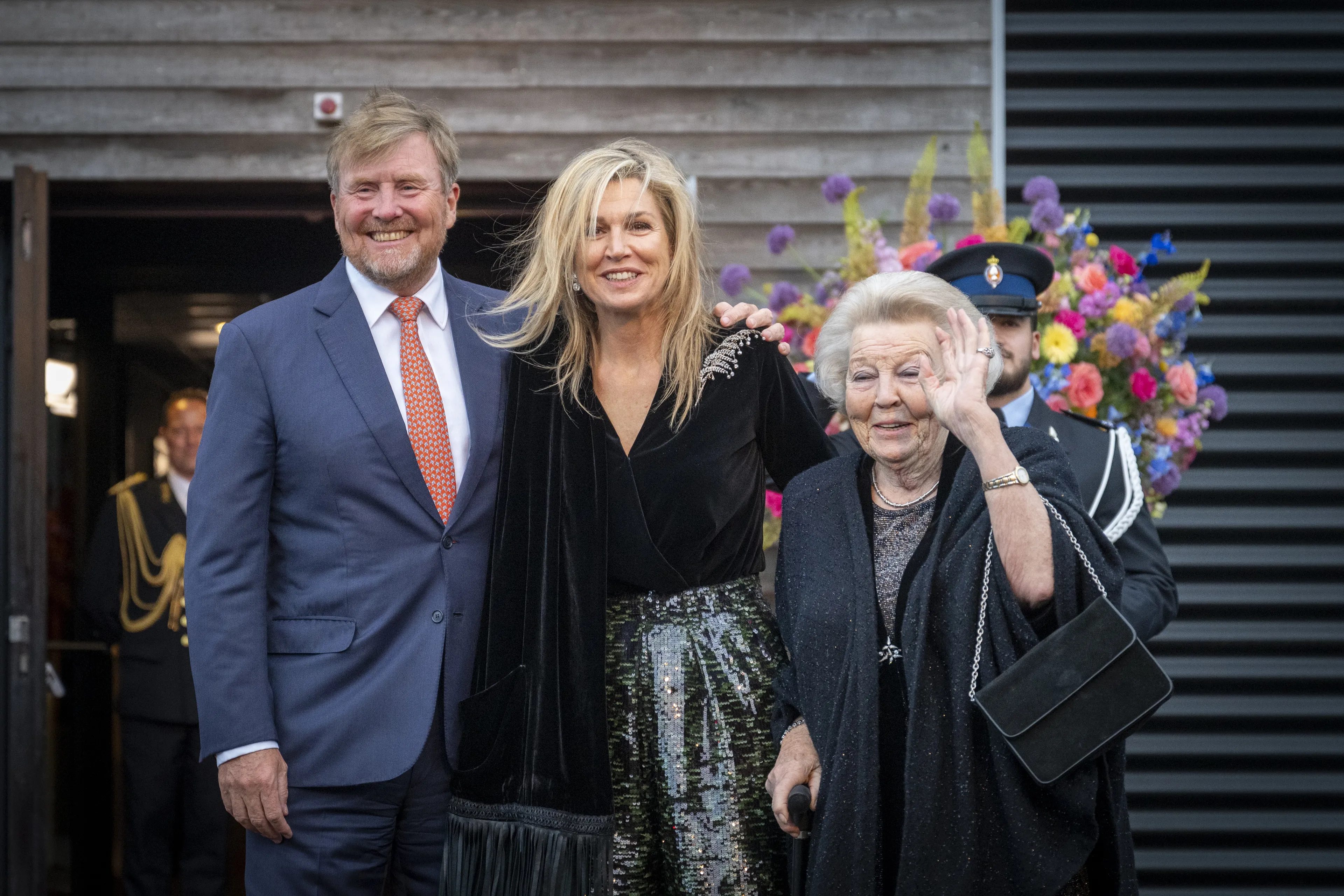 Willem-Alexander, Máxima en Beatrix komen alvast in Friese sferen tijdens concert