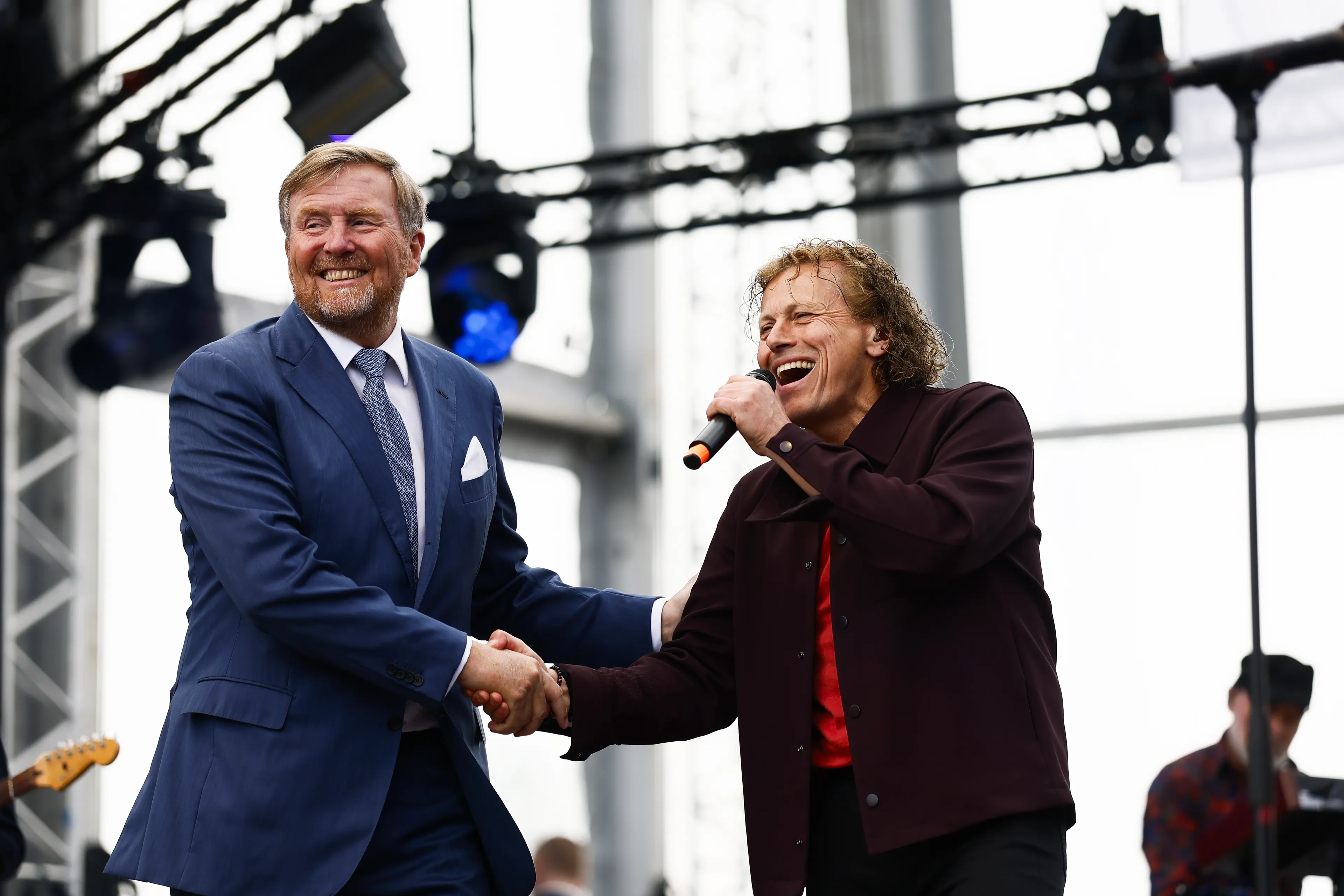 De koning op het podium aan het einde van de route door Dokkum.