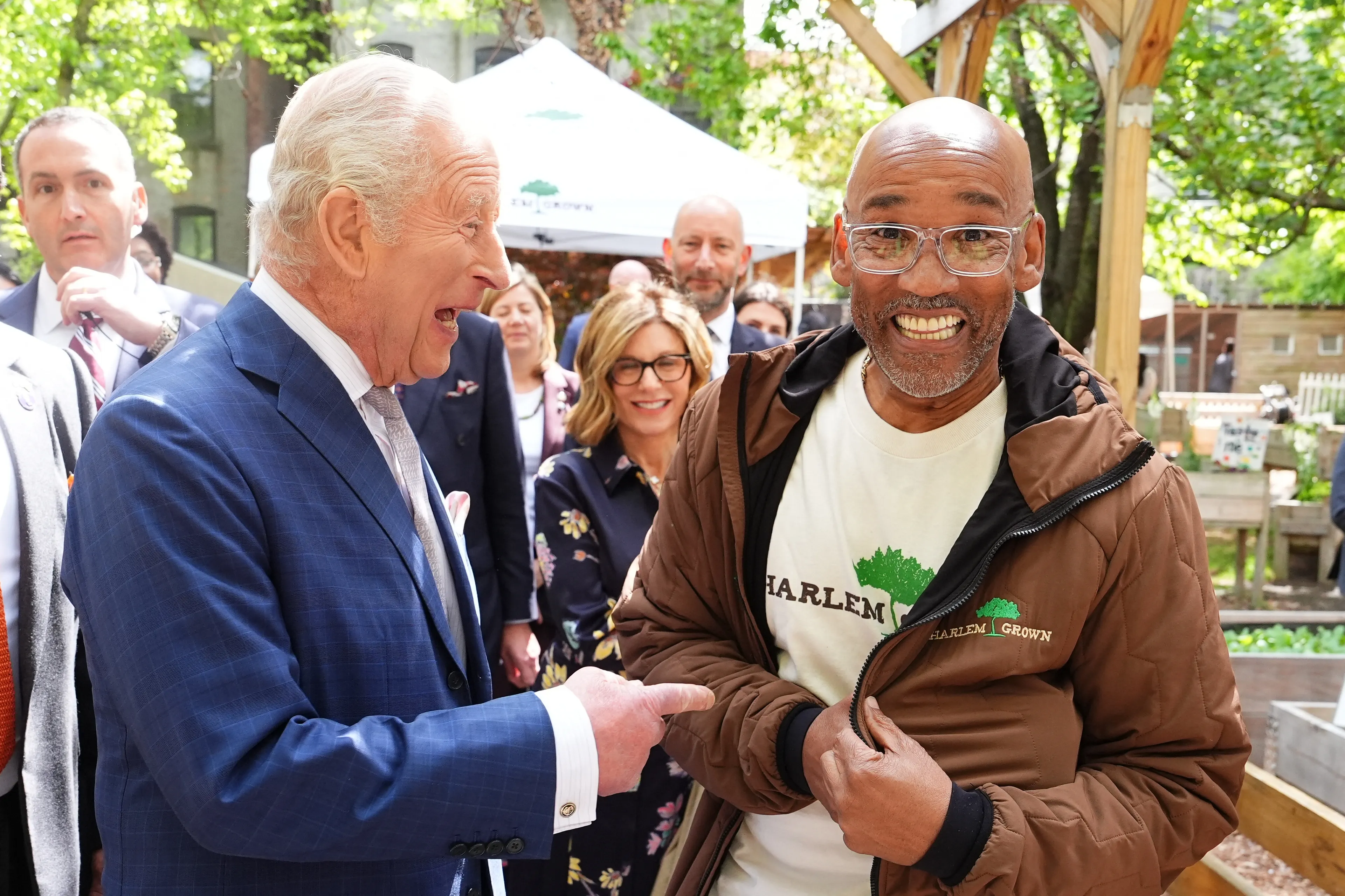 Koning Charles heeft een onderonsje met een local in Harlem.
