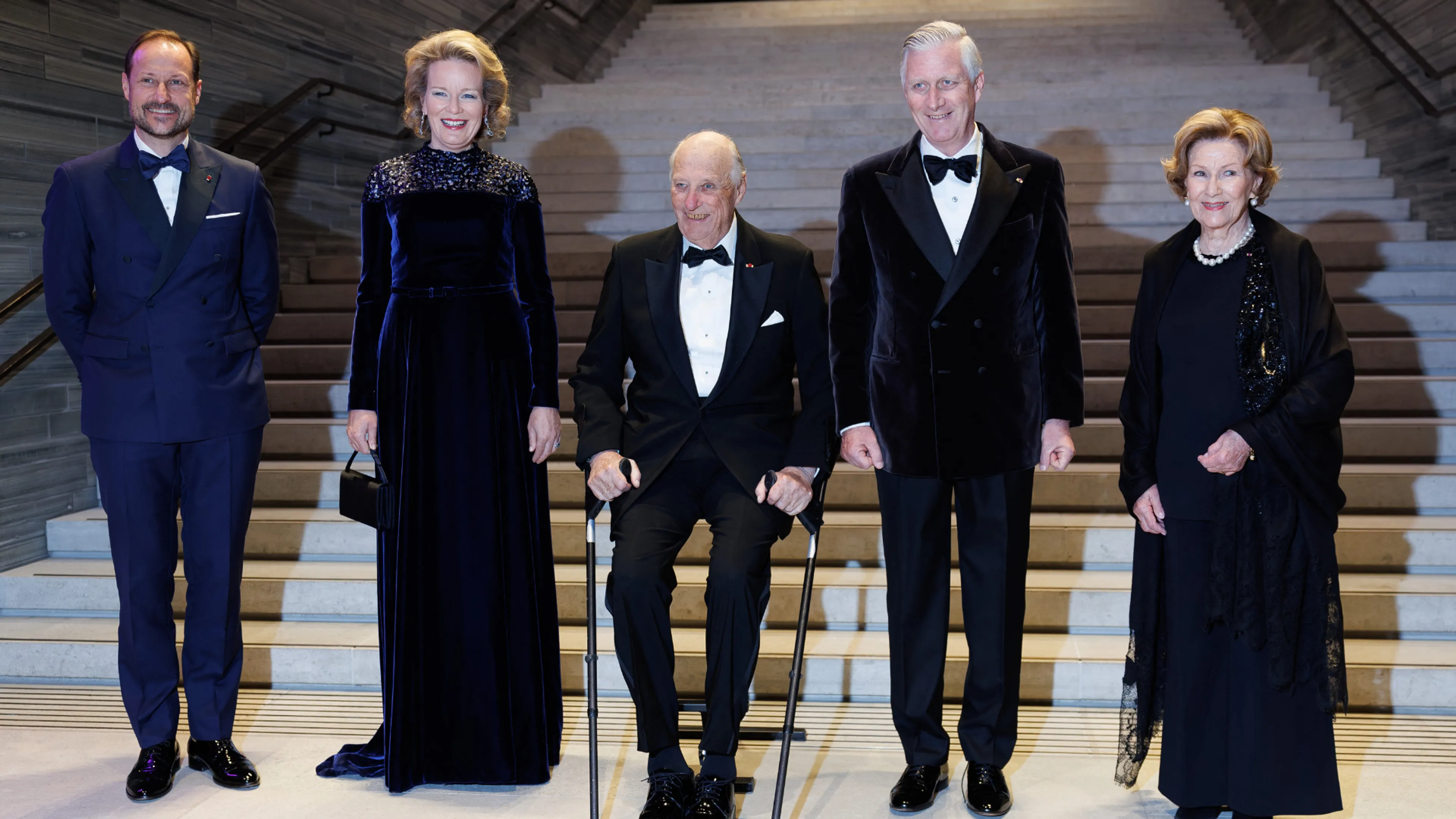 Filip en Mathilde matchen in fluweel op laatste avond in Oslo