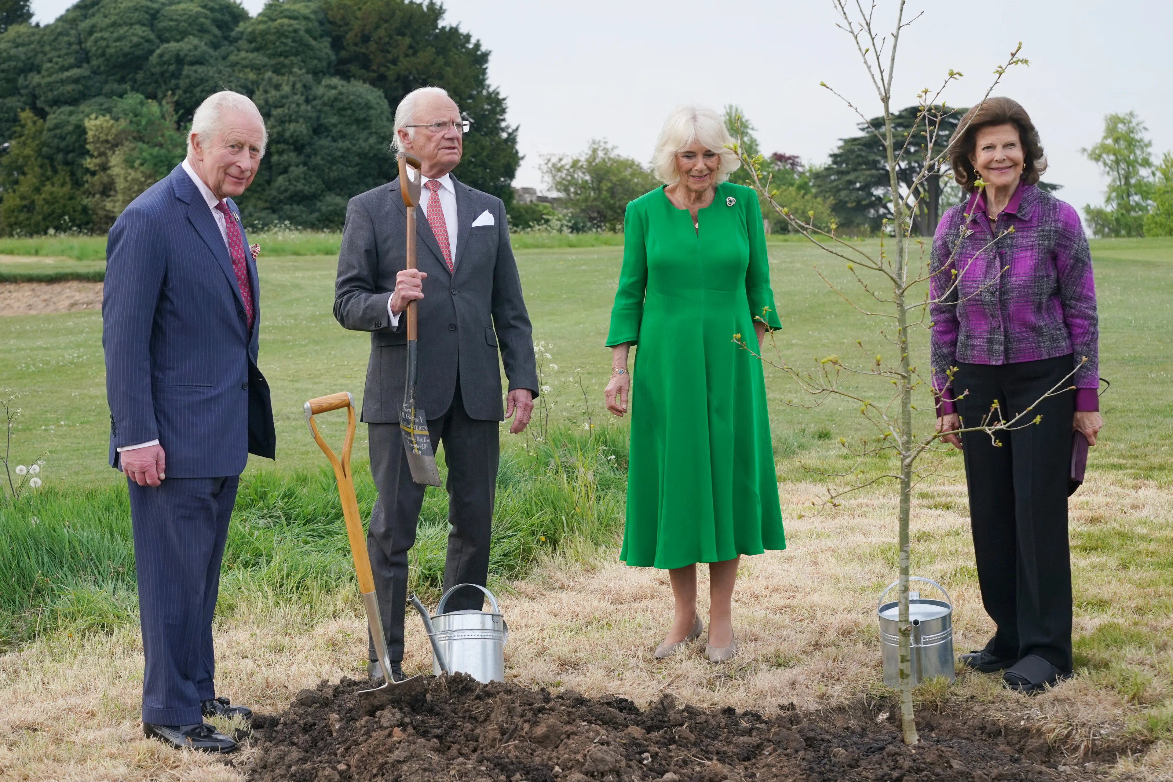 Twee koningen, één boom: Charles en Carl Gustaf steken samen de handen uit de mouwen
