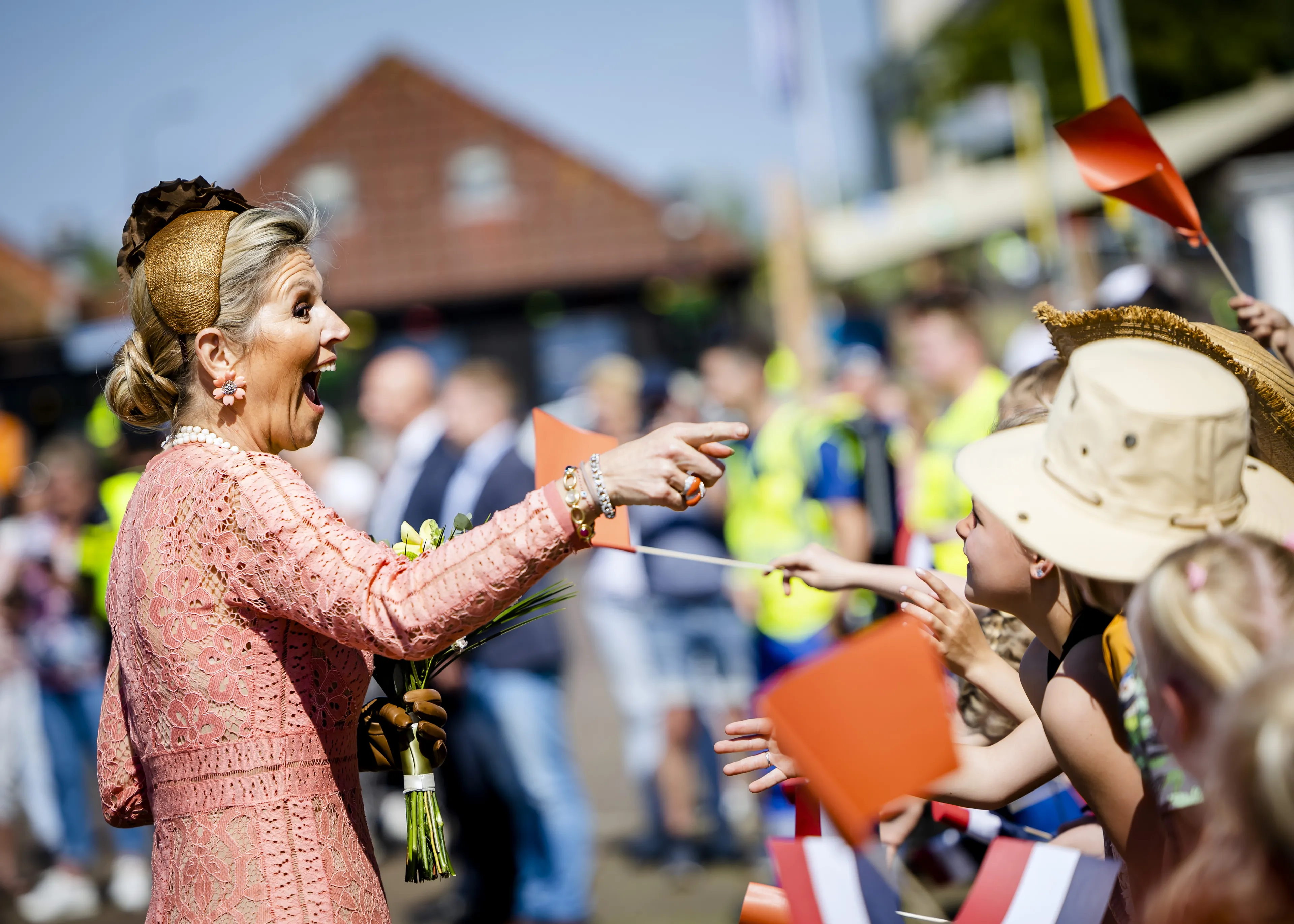De koningin geniet zichtbaar van haar bezoek aan Zoutkamp (2024).