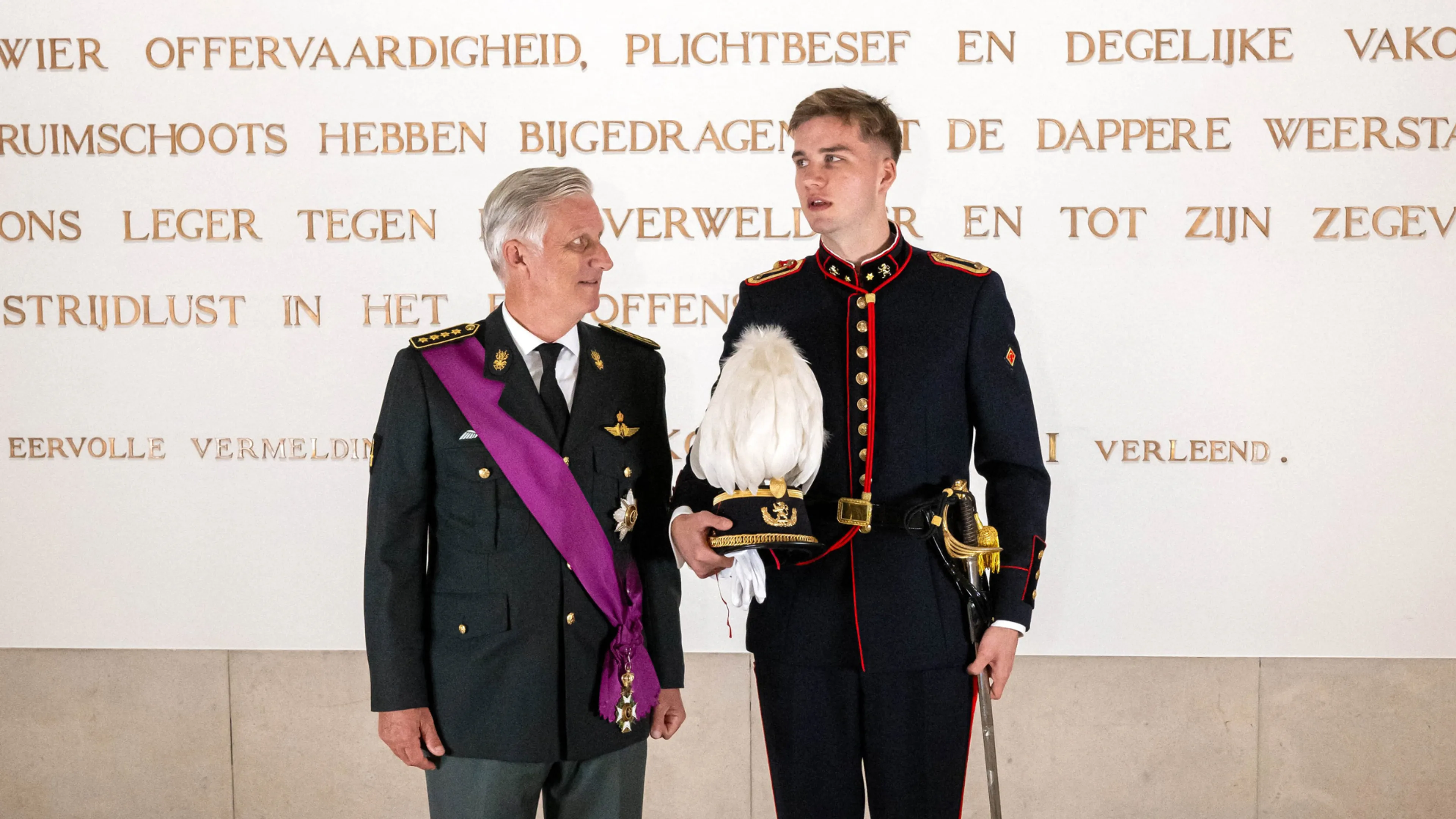 Trotse ouders zien hoe prins Gabriël de eed aflegt als officier