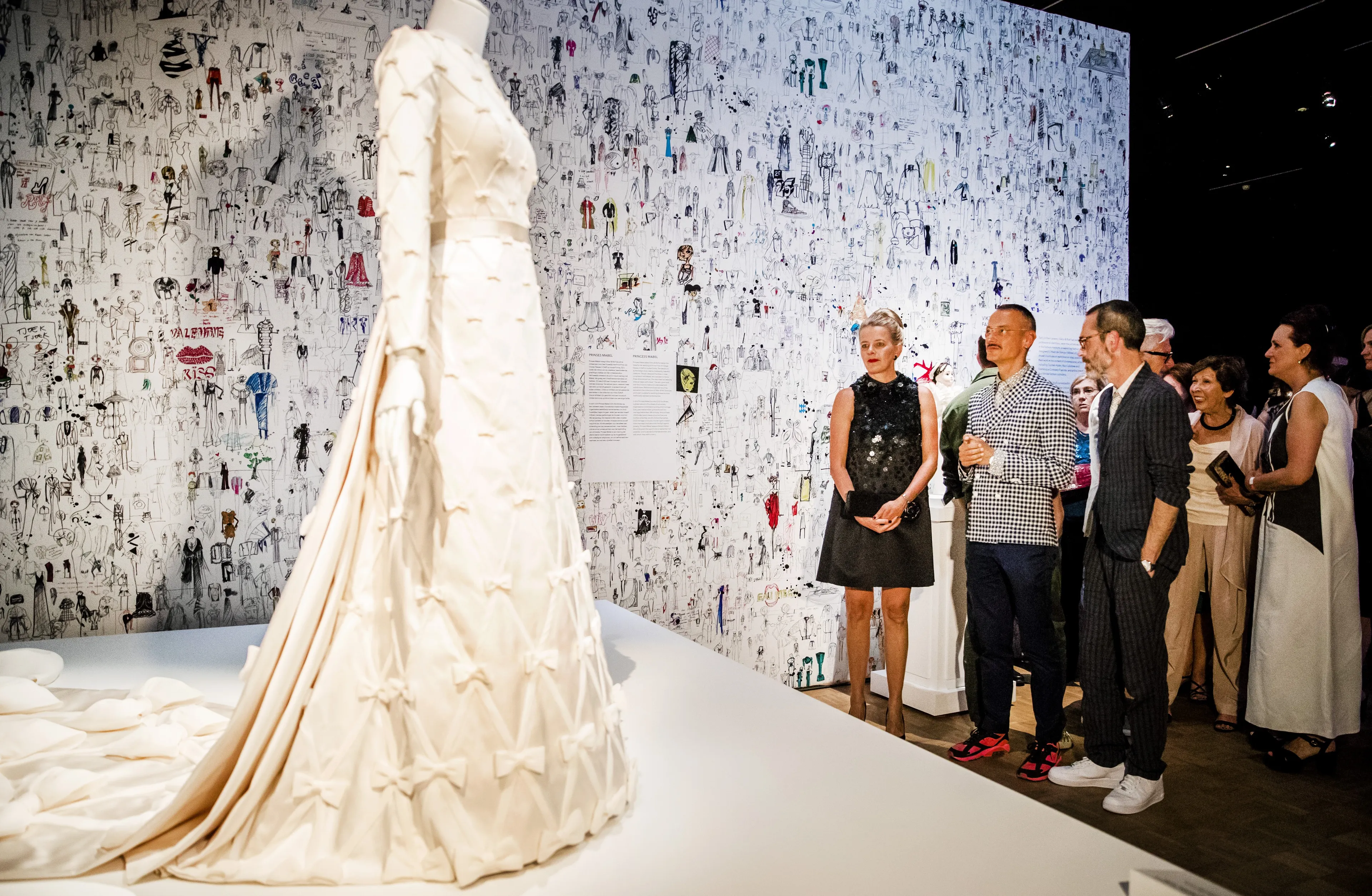 De trouwjurk bij de tentoonstelling in 2024.