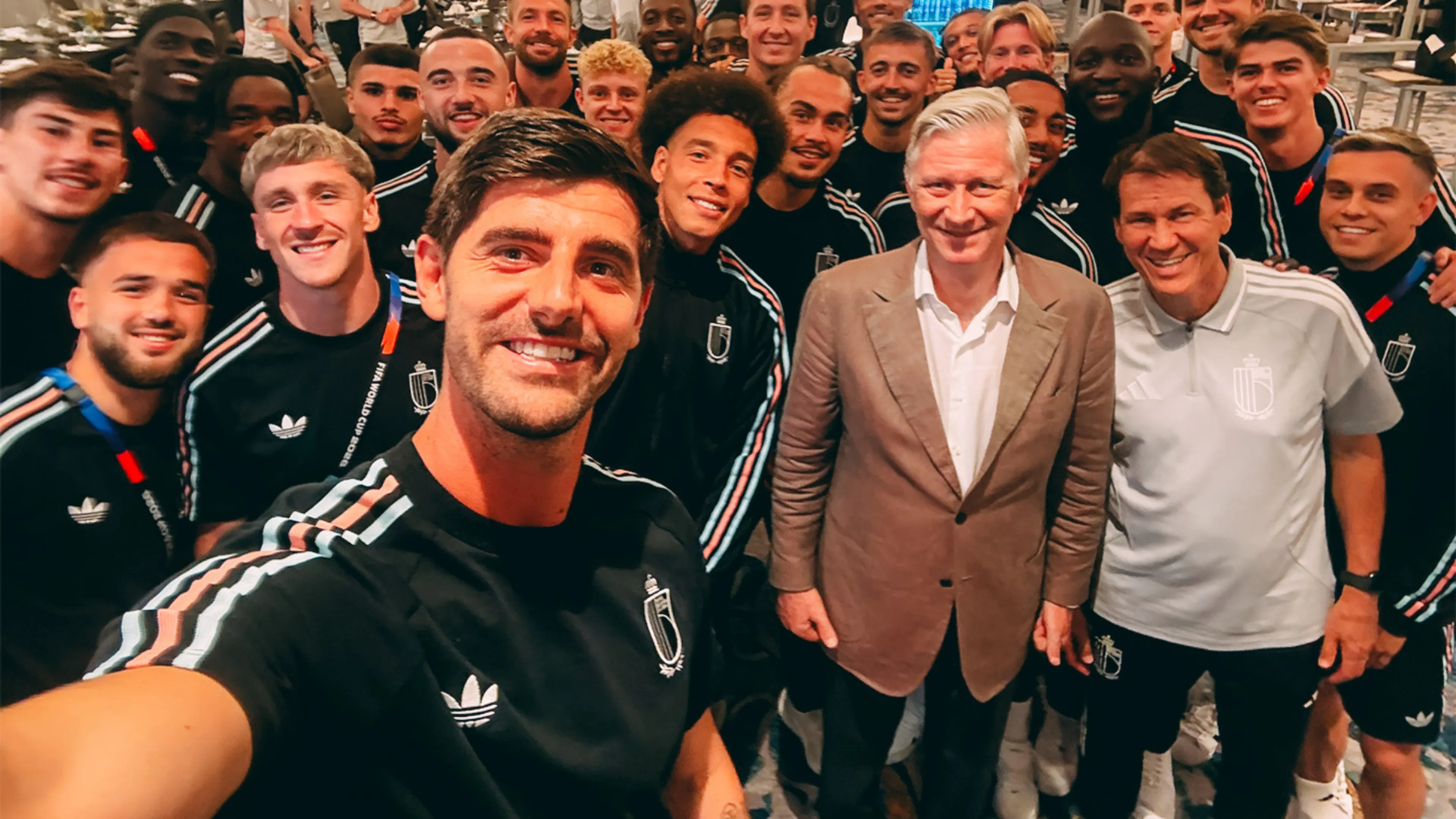 Koning Filip geeft Belgische elftal peptalk voor kwartfinale tegen Spanje
