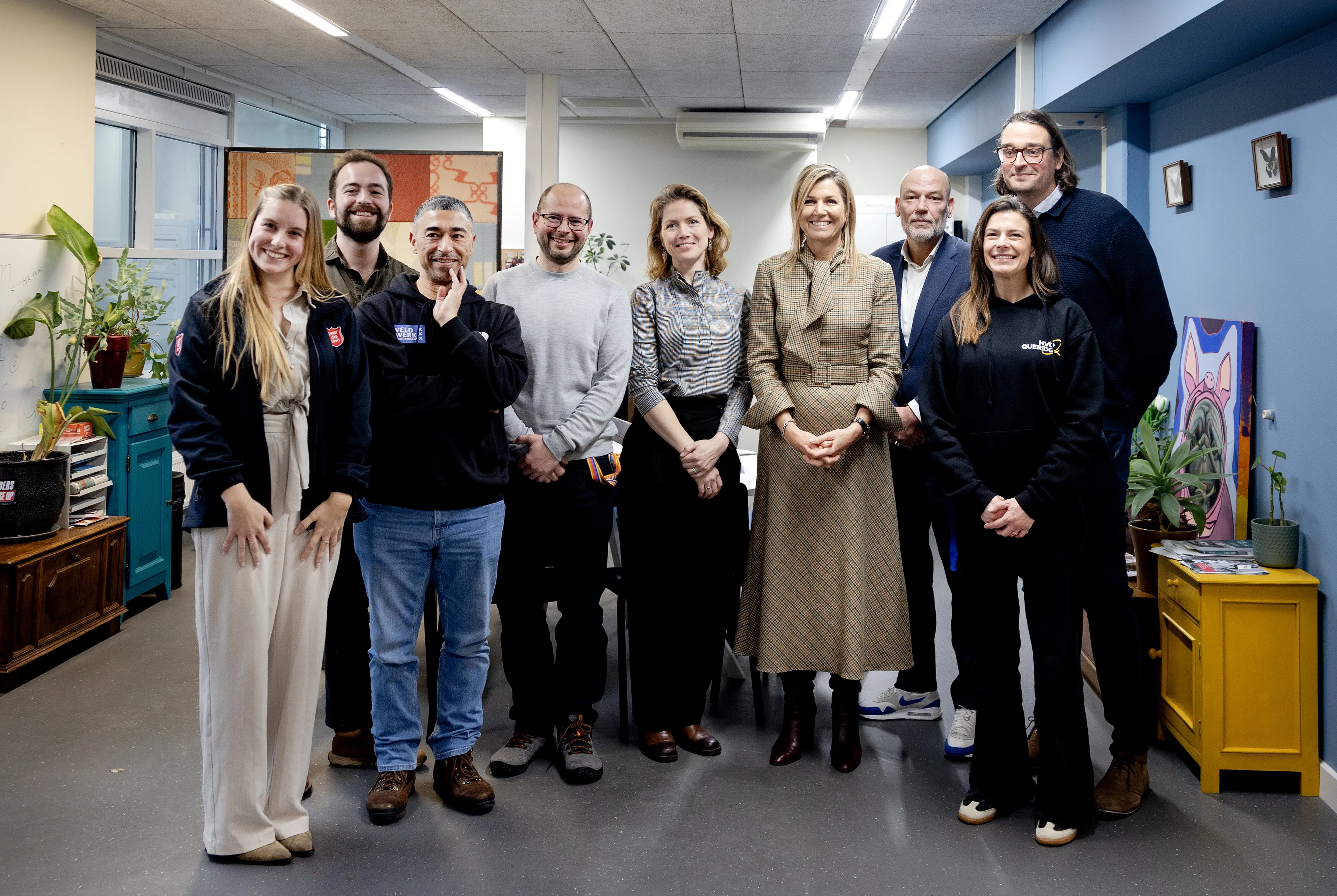 Koningin Máxima bezoekt een daklozenopvanglocatie voor dakloze EU-burgers in Amsterdam.