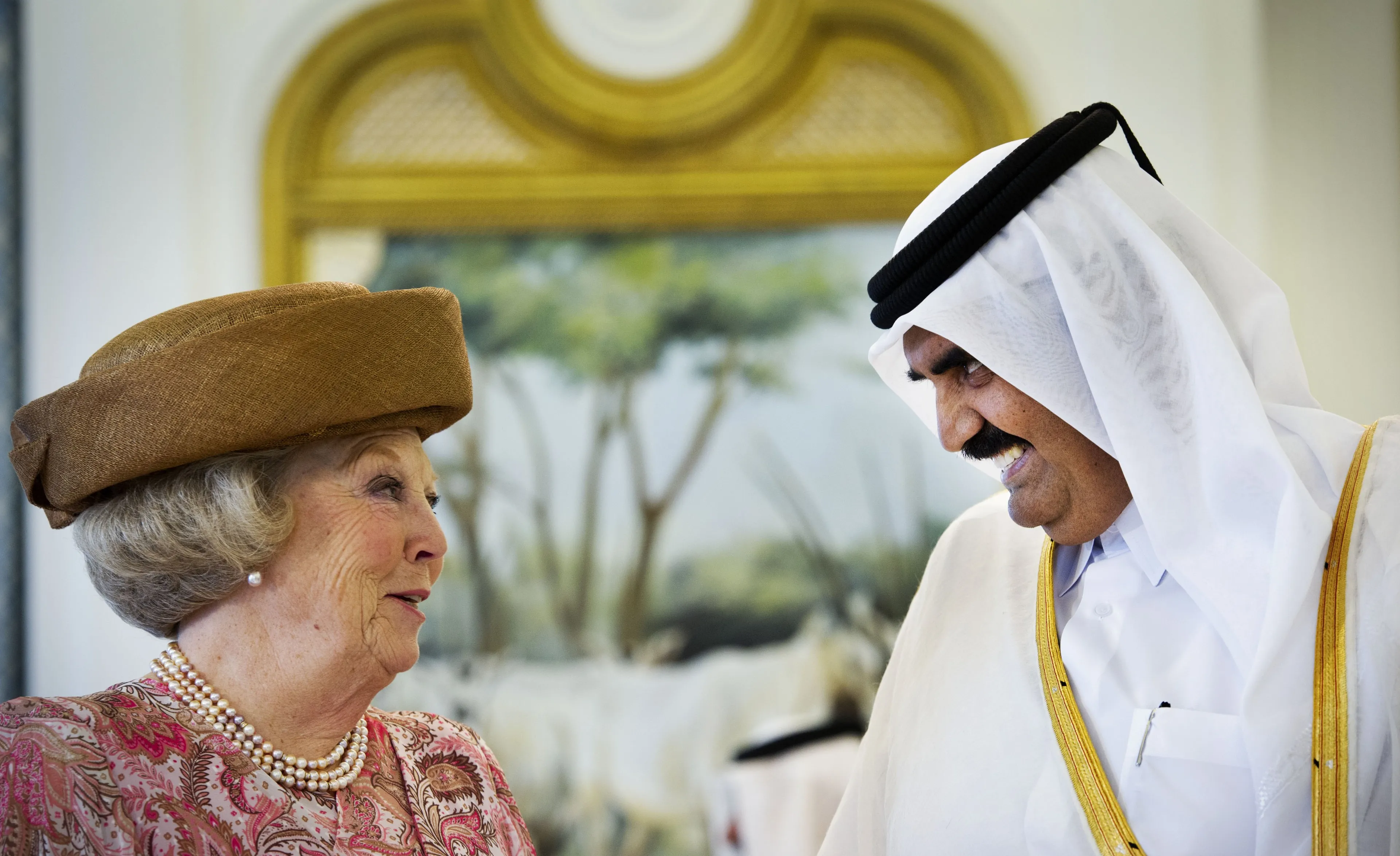 Voormalig emir van Qatar (74) overleden: wie was sjeik Hamad bin Khalifa Al Thani?
