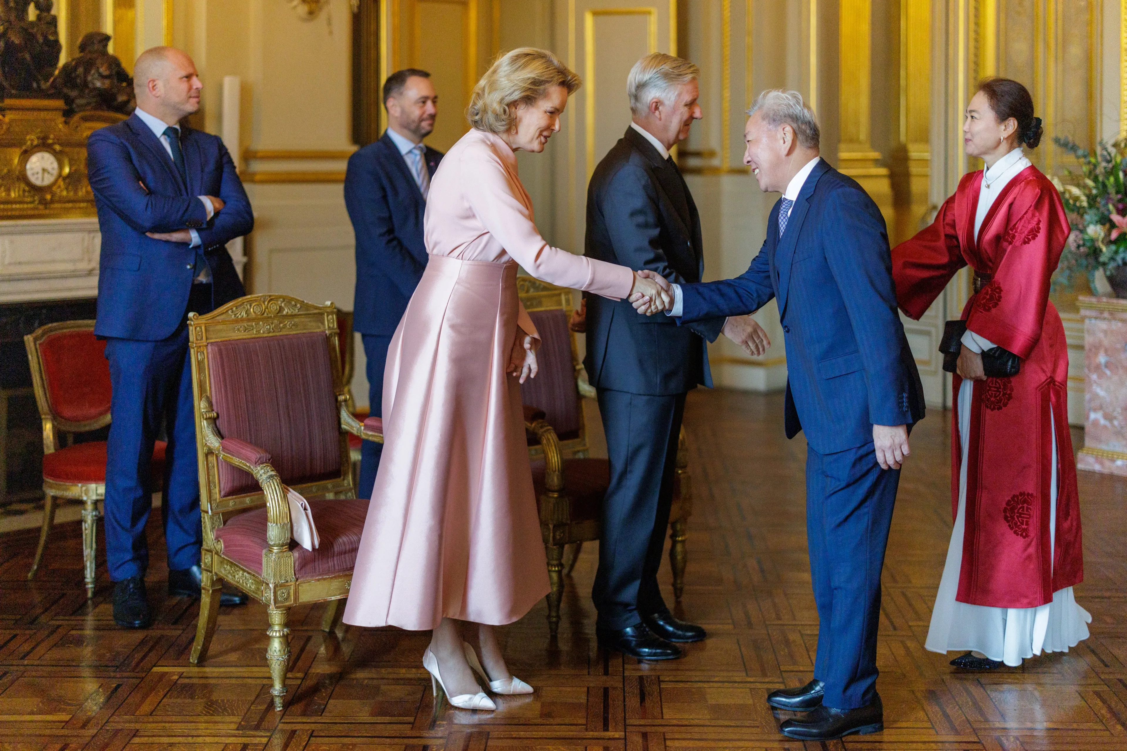 De roze satijnen rok.