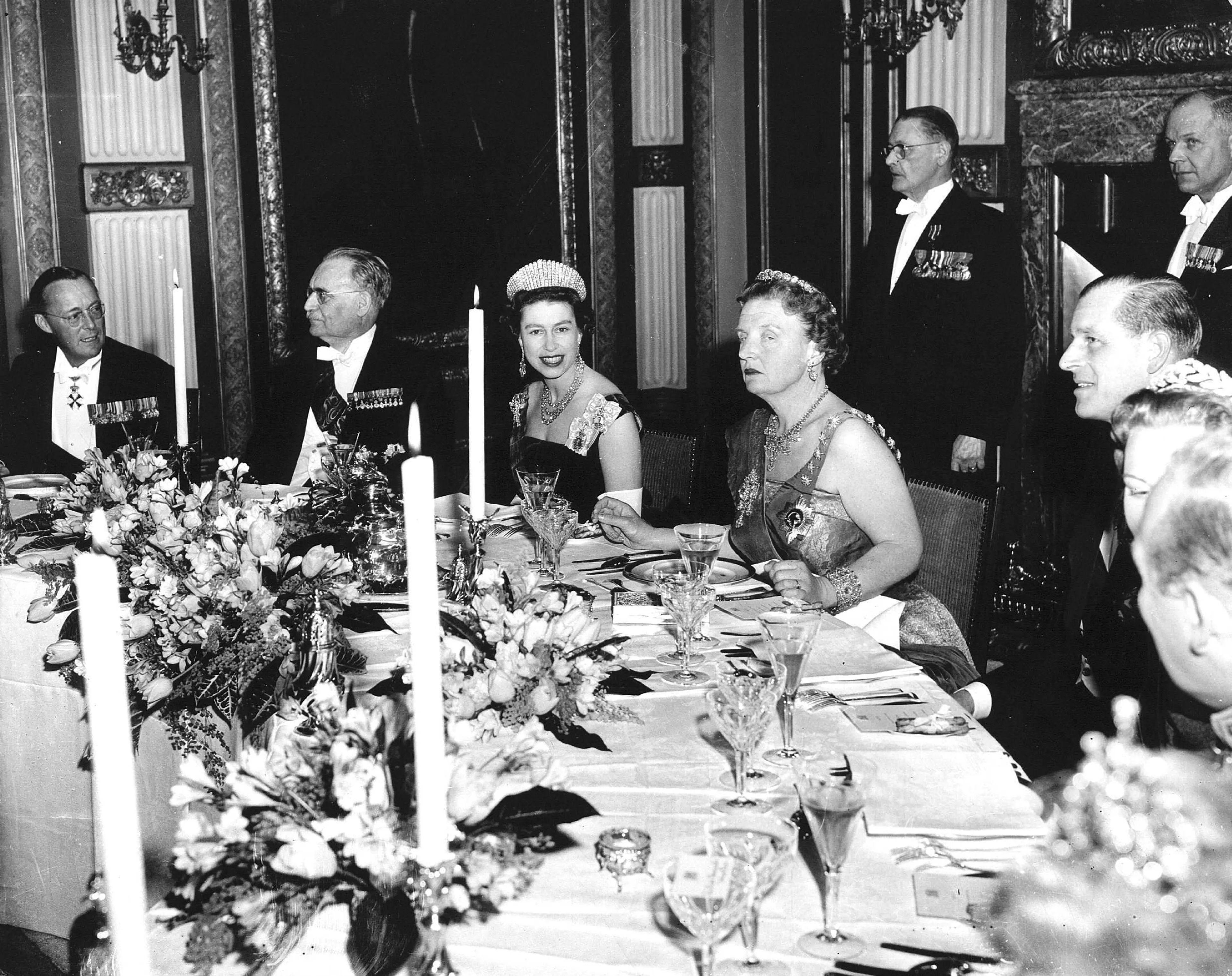 Aan tafel.