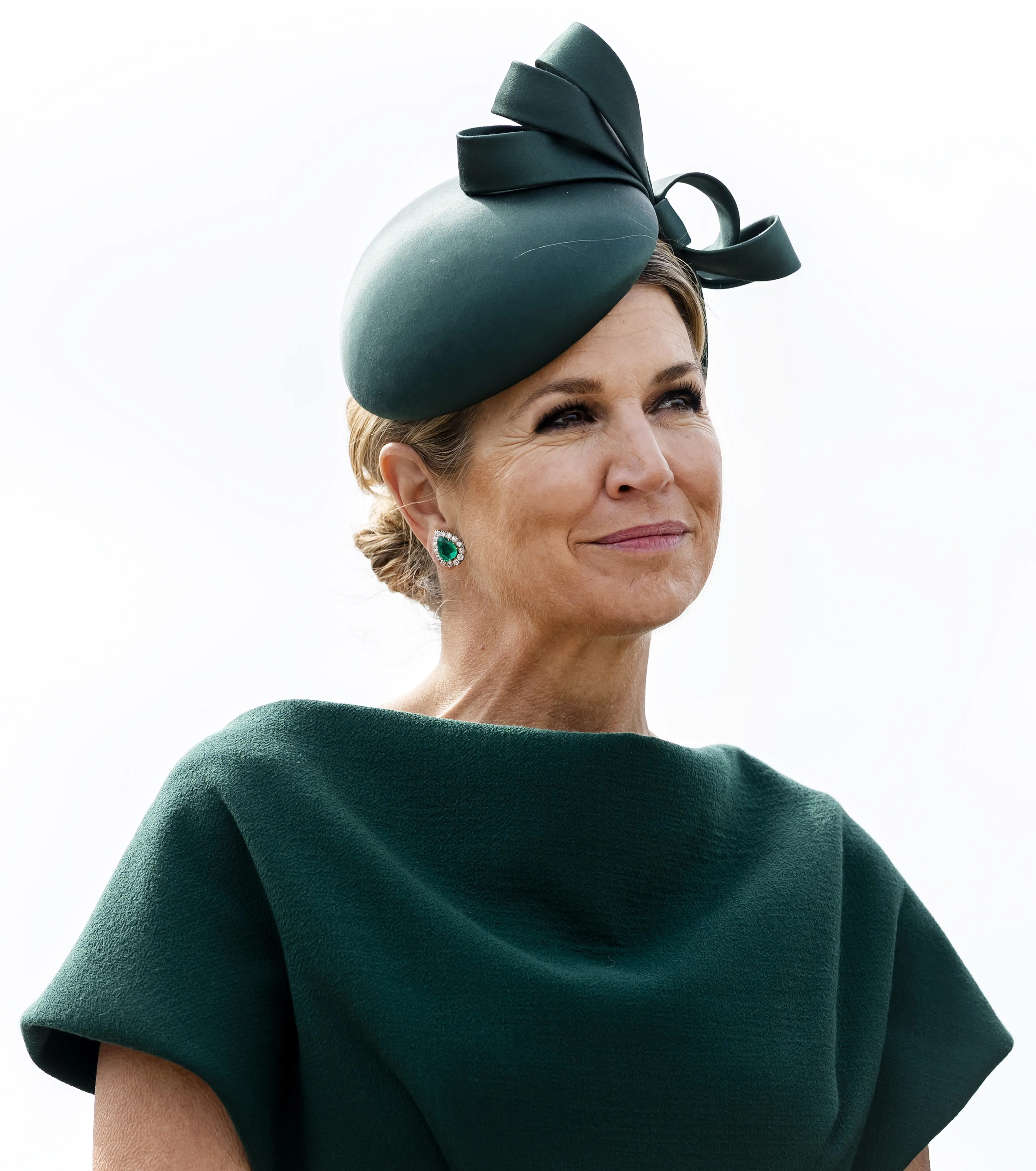 Koningin Máxima heeft smaragden oorbellen in die matchen bij de rest van haar outfit.