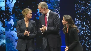 Prinses Leonor volgt modevoorbeeld van moeder Letizia met stijlvol powersuit