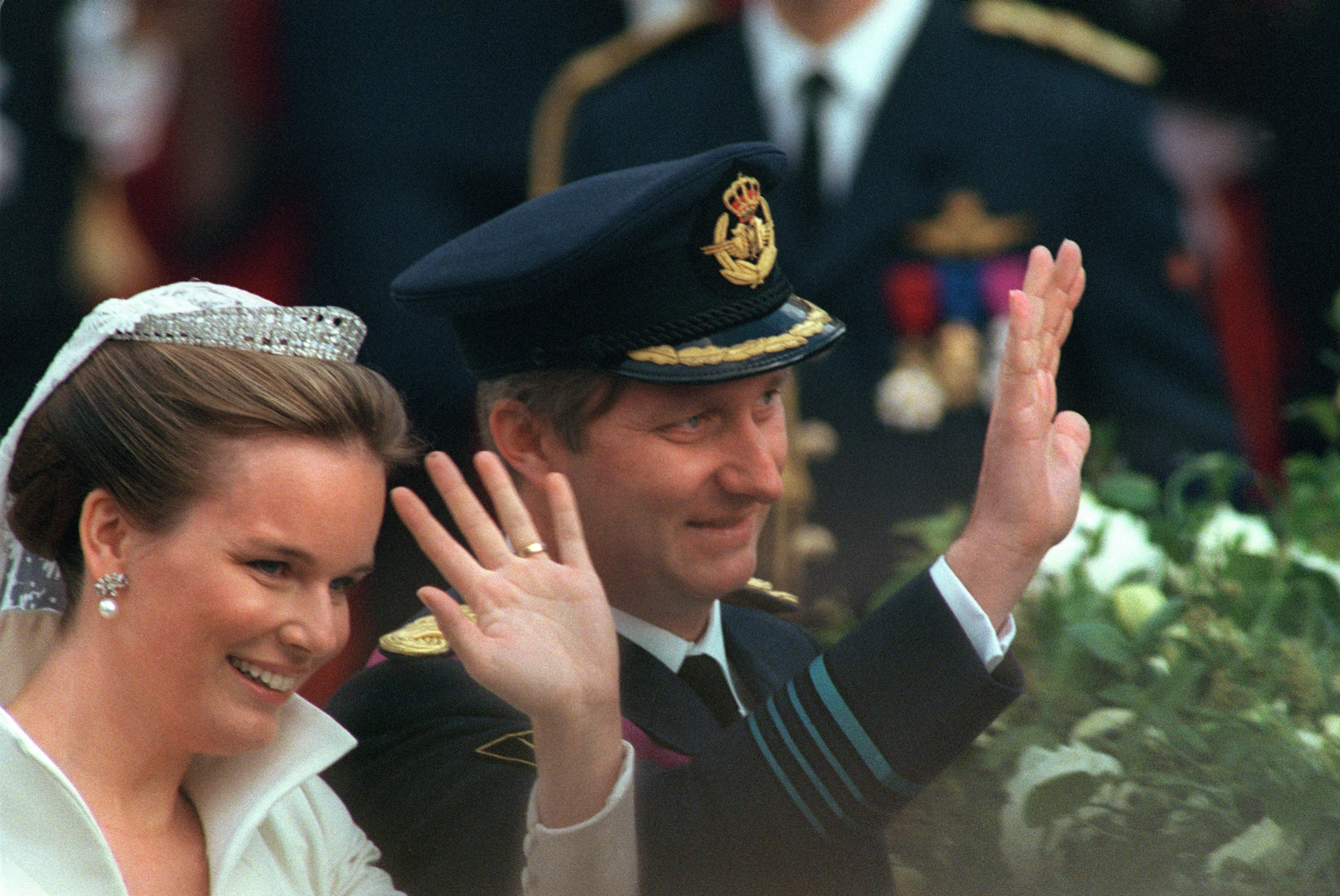 Filip en Mathilde zwaaien naar het publiek.