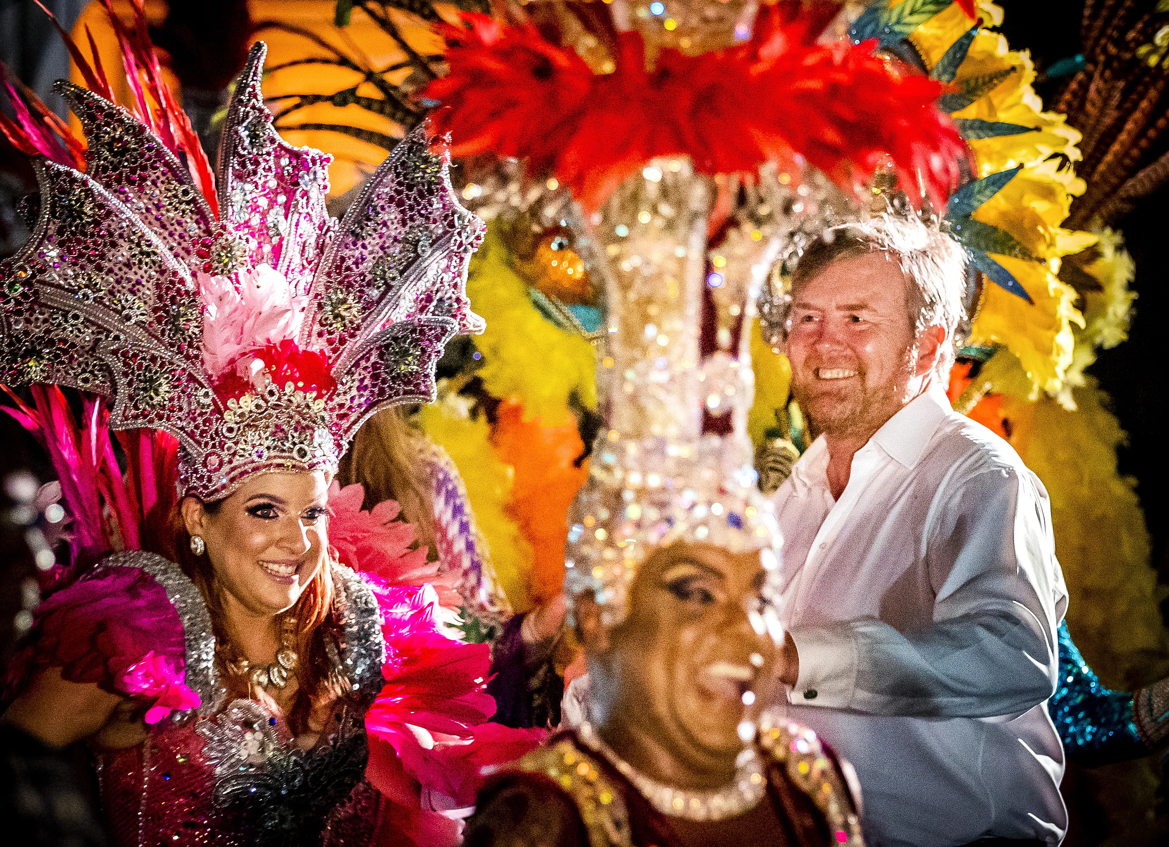 Koning Willem-Alexander danst tijdens een bezoek aan Bon Bini Festival.