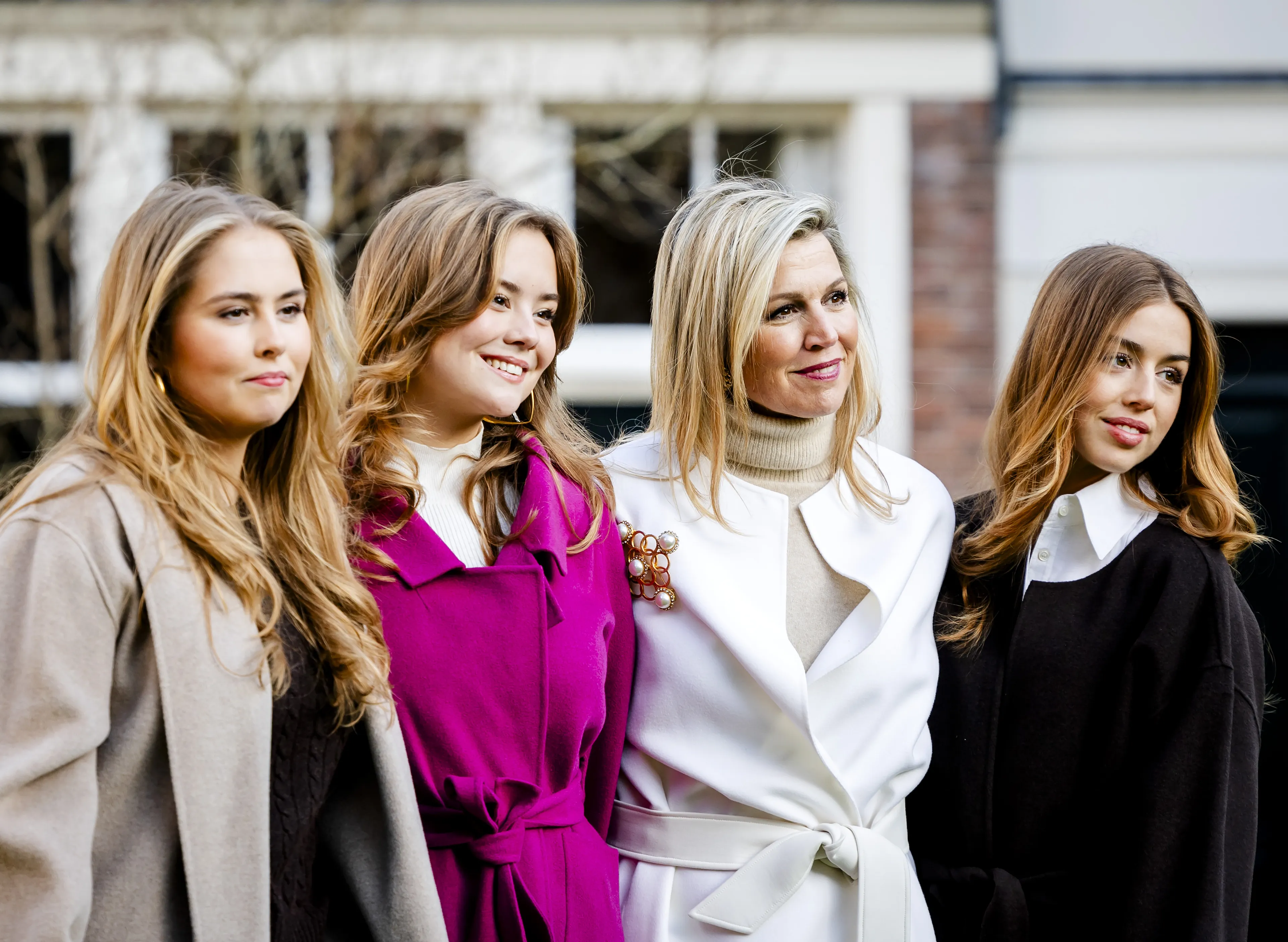 In de winter van 2024 gaat de koningin ook op de foto met haar dochters.