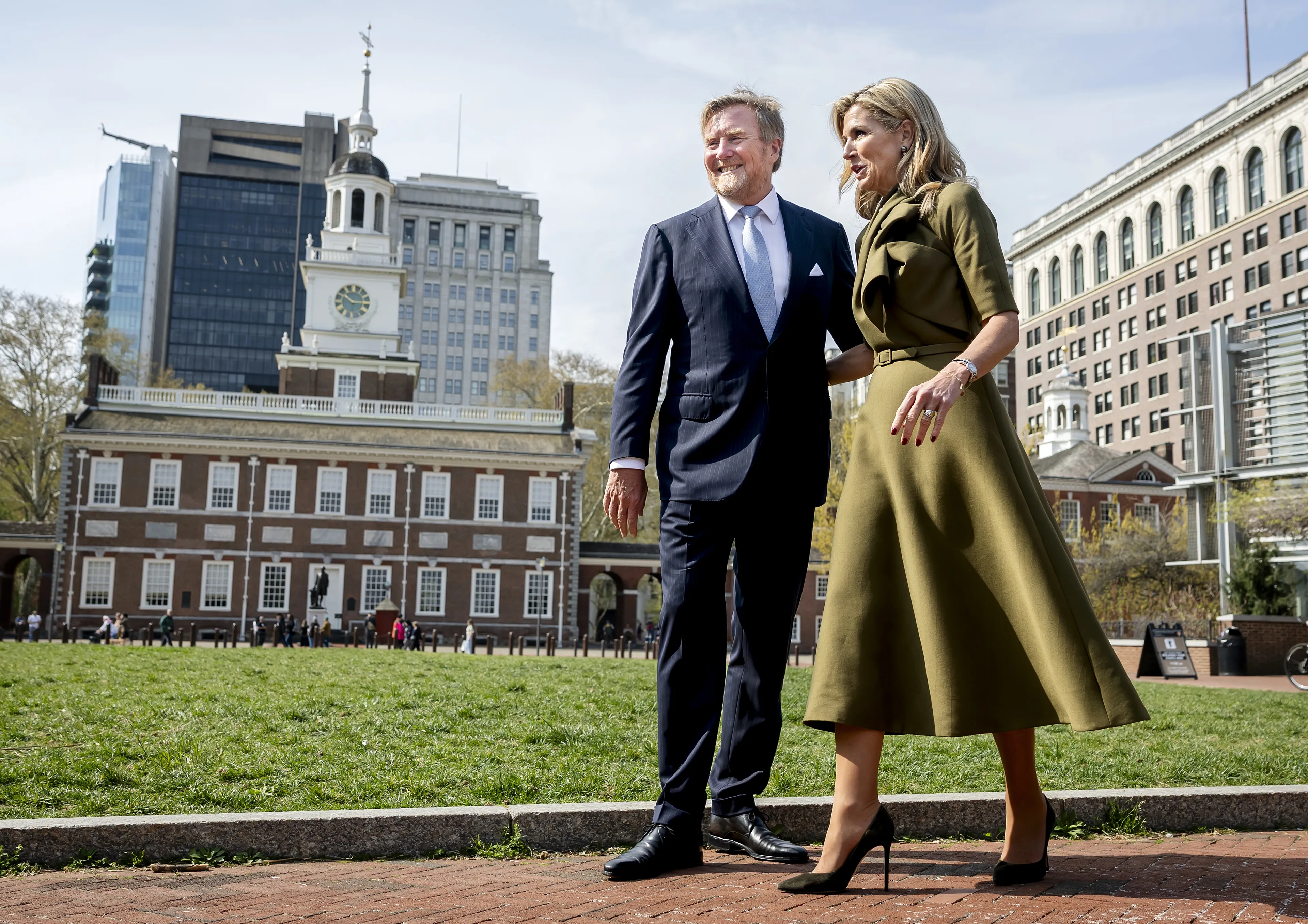 Op de jurk zat ook nog een parelbroche gespeld.