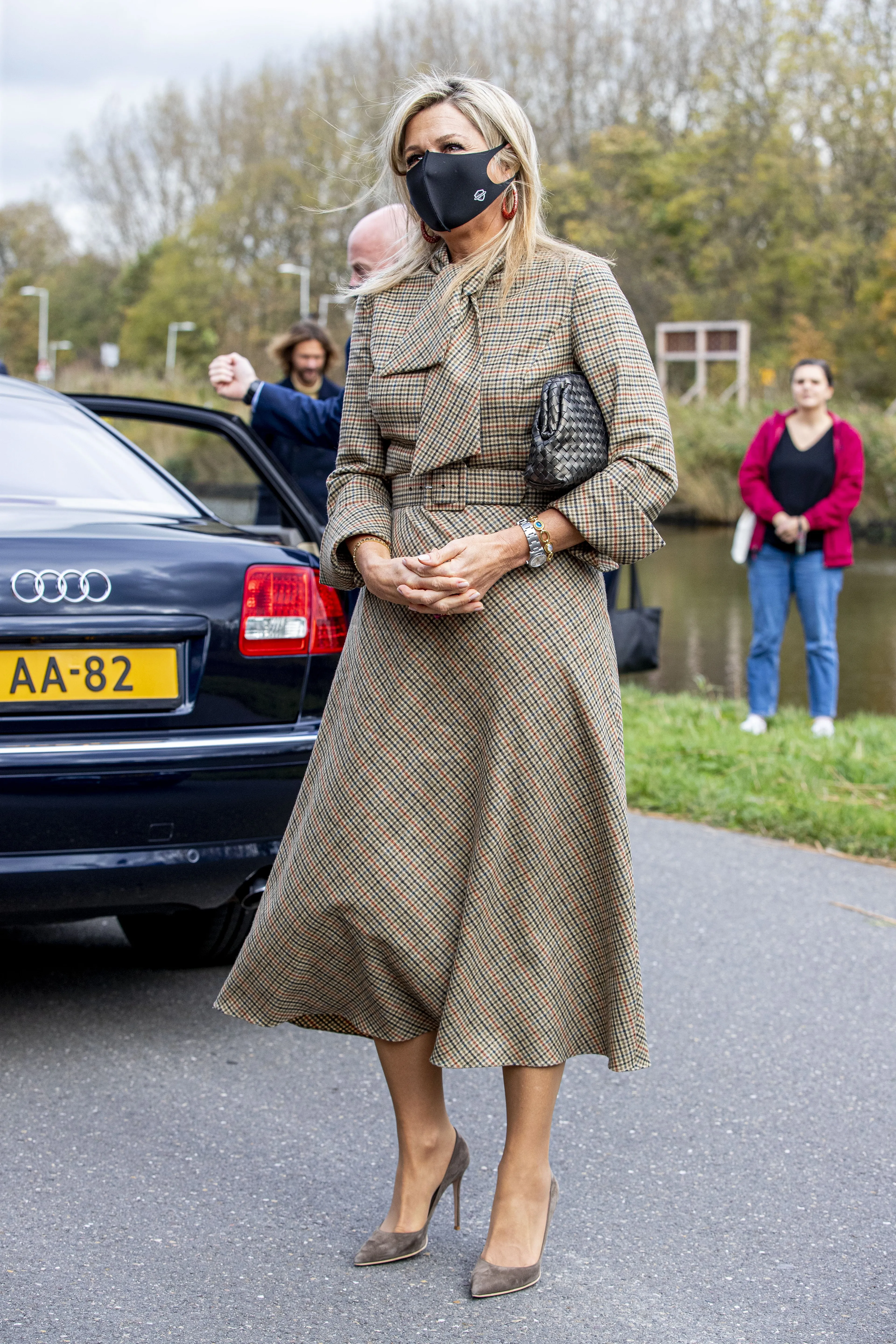 Koningin Maxima arriveert voor een bezoek aan het BovenIJ ziekenhuis in Amsterdam-Noord (2020).